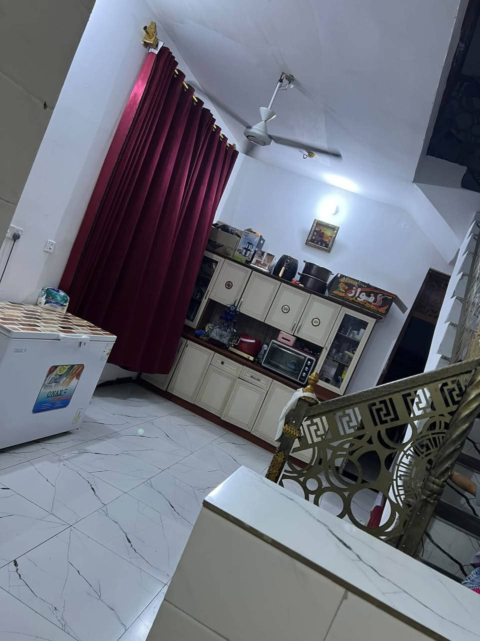 السلام عليكم مكلفه بنشر !
بيت للبيع في حي 18مساحه 125متر بنيان طابوق يحتوي ع غرفه نوم صاله صحيات استقبال مطبخ طرمه وسط بنيان حديث 
السعر 130وبي مجال للاستفسار 
***********
***********
