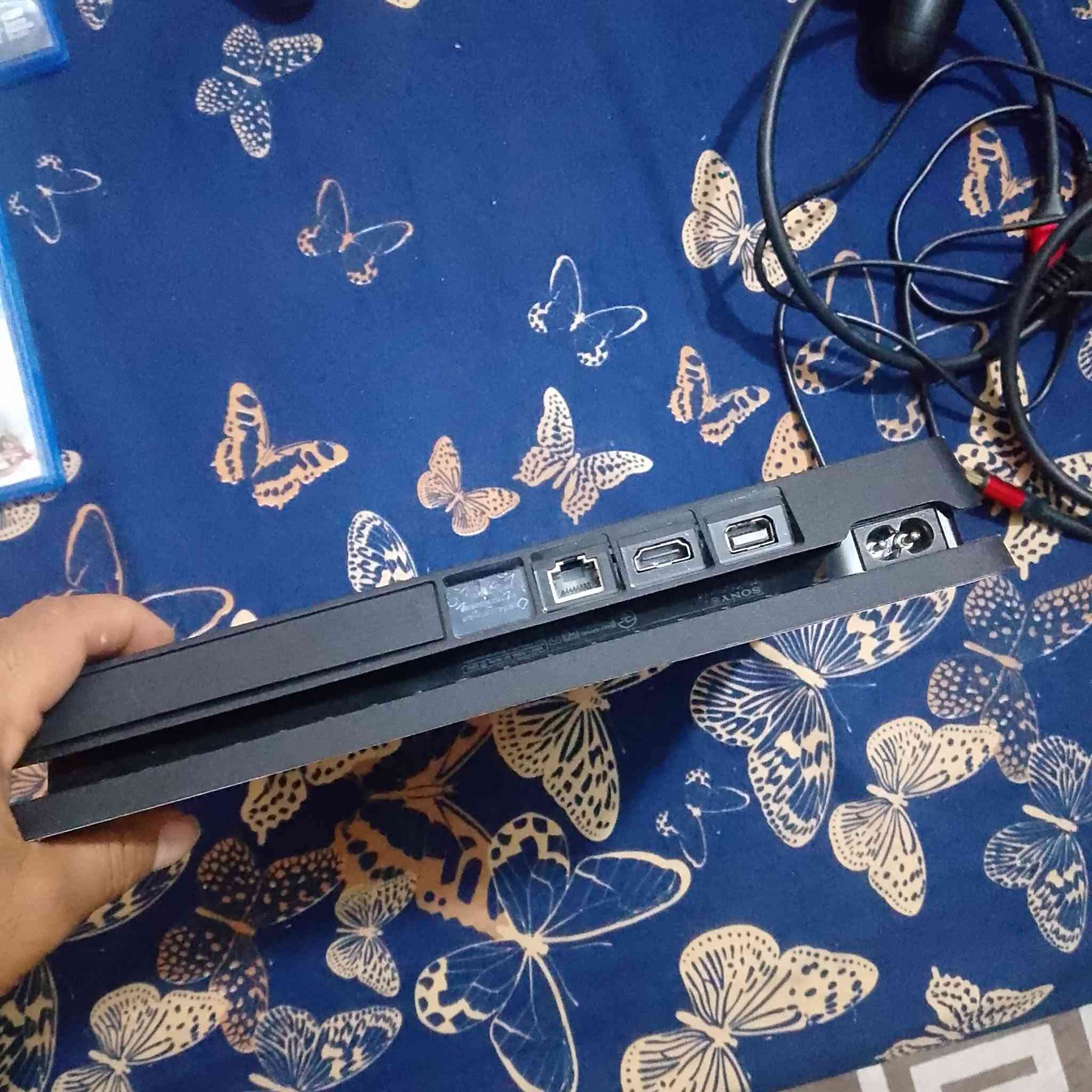 سلام عليكم بلي 4 سلم مهكر13/2  نضيف كلش موشم لوك ستيكر ما مفتوحبيه لعبه بيس وبيه 3 اقراص جيتي فايف وبيه كريتوس وبيه لعبه بعد يعني بيس وي الجهاز وبيه 3 اقراص مكاني البصره زبير ب 250@
