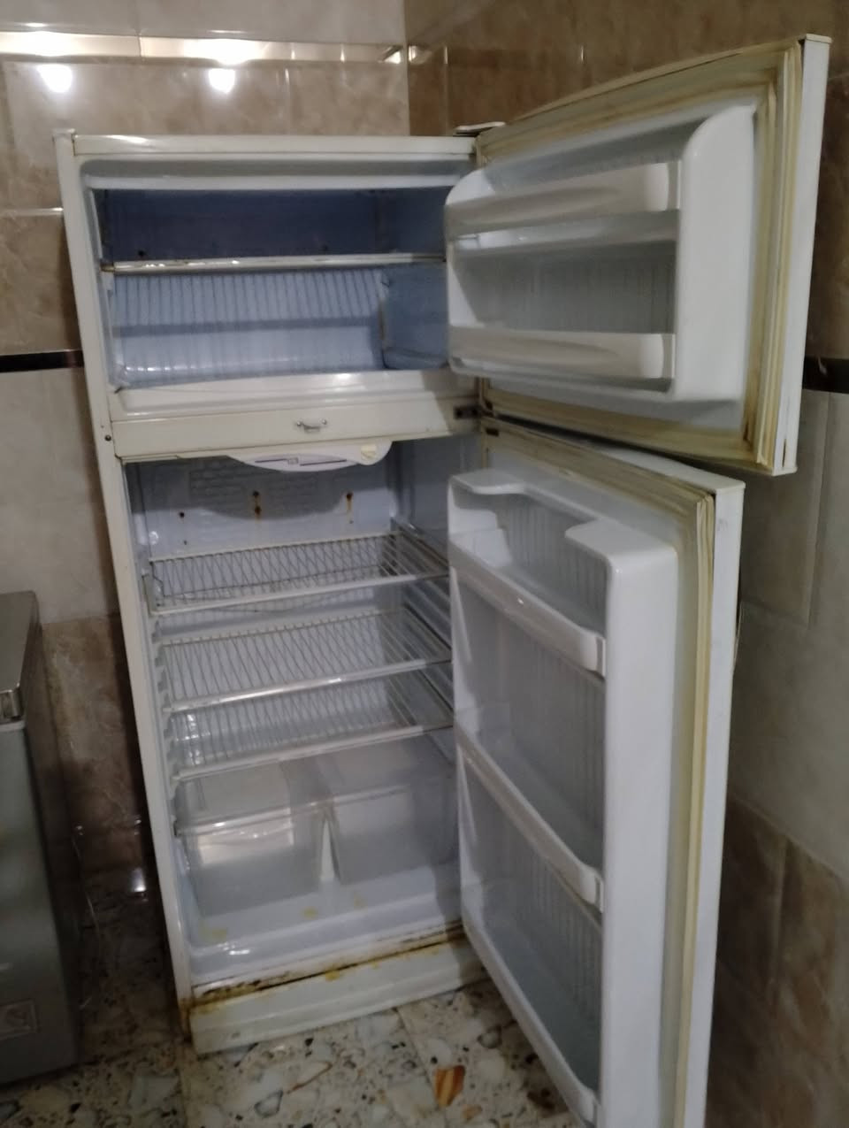 للبيع ثلاجة فريش الباب الاول نضيفه كبيرة  ثلاجة جديدة مال بيت سعرها٢٥٠ وبيها مجال واي استفسار على الرقم***********مكاني ميسان حي الحسين الجديد
