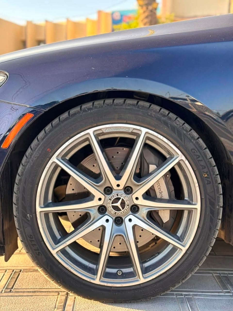 السلام عليكم للبيع فقط 
مارسدس e350 . 2022 
فول مواصفات 
ماشيه 47 mi 
اللون نيلي 
رقم اربيل تحويل مباشر 
وارد امريكي ضرر بسيط جدآ
فقط مكان الرقم قبغ جنطة 
باقي السياره مكفوله 
السعر 39000$ بيها مجال 
العنوان / بغداد
***********
