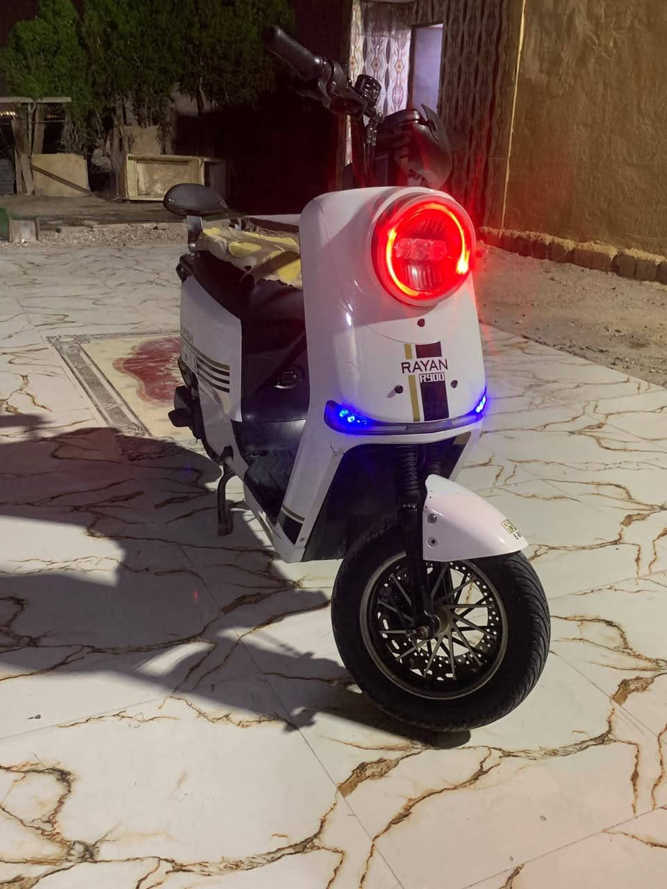 سلام عليكم دراجه شحن للبيع R900 مكفوله من كلشي كهربائيات كله شغاله توني شاد بطاريات جدد سعره 400وبيها مجال العنوان البصرة الزبير رقم ***********
