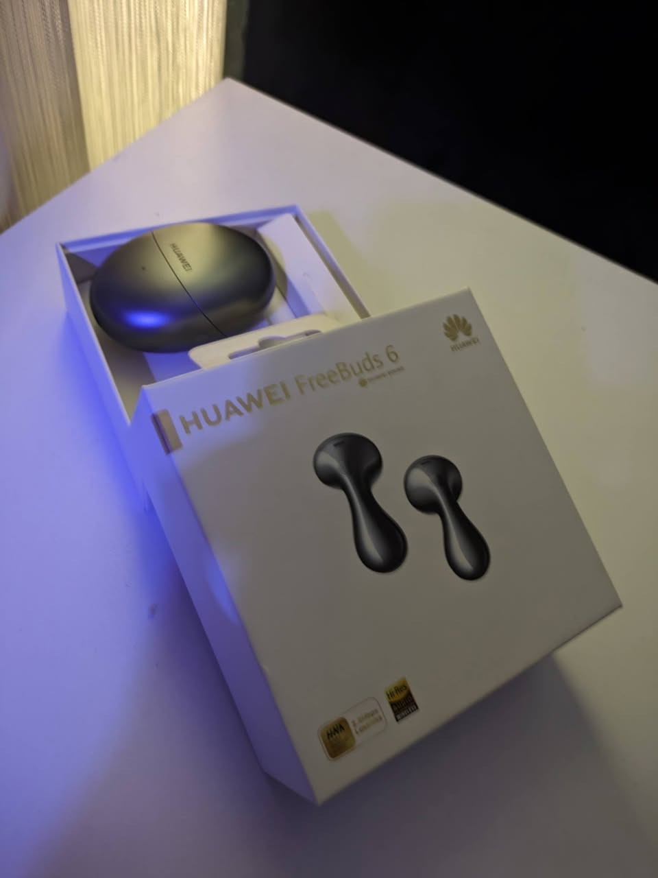🎧 Huawei FreeBuds 6
سماعة لاسلكية مميزة بتصميم مفتوح.
نظيفة جدا ومع الكرتون وكل الملحقات

🔊 المواصفات:
• دعم الصوت عالي الدقة Hi-Res
• دعم LDAC و AAC و SBC 
• إلغاء الضوضاء النشط ANC
• عزل ضوضاء المكالمات لتحسين وضوح الصوت
• Bluetooth 5.2
• اتصال بجهازين في نفس الوقت 
• تحكم باللمس: تشغيل، إيقاف، تغيير الأغنية، التحكم بالصوت والمكالمات
• سحب لأعلى/أسفل للتحكم بمستوى الصوت
• مقاومة الغبار ورذاذ الماء IP54 للسماعات نفسها

🔋 البطارية:
• حتى 6 ساعات تشغيل بشحنة واحدة بدون العزل
• حتى 36 ساعة مع علبة الشحن
• مع العزل: حتى 4.5 ساعات حسب وضع الاستخدام
• شحن USB-C
• تدعم الشحن اللاسلكي

📦 محتويات العلبة:
• السماعتان
• كيبل USB-C
• دليل الاستخدام

السعر : 115.000 دينار 

للتواصل عبر الواتس اب 
***********

