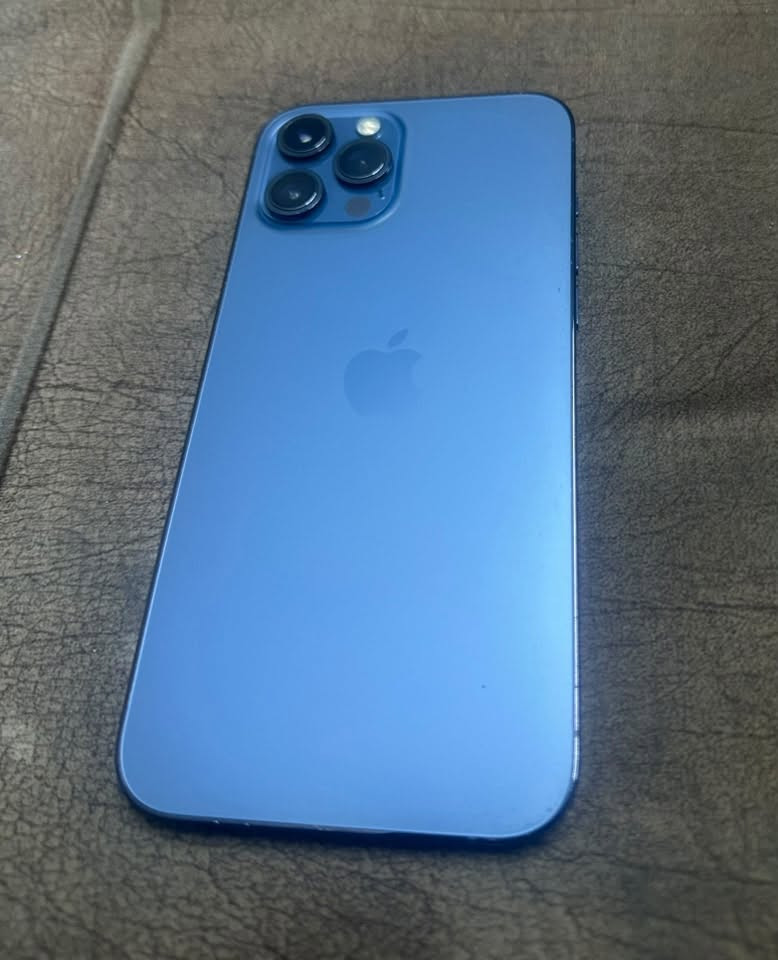السلام عليكم 
ايفون 12 pro max للبيع 
ذاكره 128
بطاريه 73 ممبدله ميصرف شحن 
الجهاز على ايدي بس مبدل شاشه والشاشه نوعيه كلش زينه لا تلعك ولا تصفن اصليه 
وكعت صار بيها هذا الفطر موجود بلصور
كلشي ممبدل بي بس الشاشه وكلشي شغال والجهاز حيل نضيف 

السعر 300 الف بي مجال بسيط 
مكاني بغداد العامريه 
رقم / ***********
