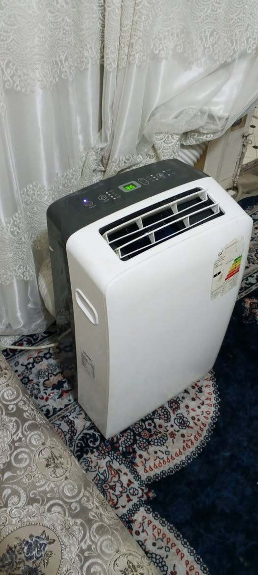 للبيع سبلت متنقل ماركة هايسنس Hisense الأصلي يستخدم للغرف و المكاتب الحجم 1 طن تبريد سريع وسهل الحركه يسحب 4امبير نظيف جدآ اخو الجديد مكفول من اي خلل السعر 200 بي مجال بسيط للشراي ***********
