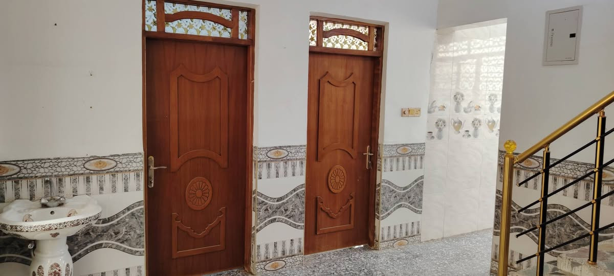 دار للبيع مساحه 100م. مربع رکن 10*10
طابو صرف بناء طابوك صب کونکریت. السطح ايزوكام . غرفة وصالة ومطبخ واستقبال وصحیات ومنور. مروحة سقفية عدد 4 . مقابيل ساحة. العنوان / العرضات. ثاني فرع خلف أسواق فطومه. الاستفسار ***********.

