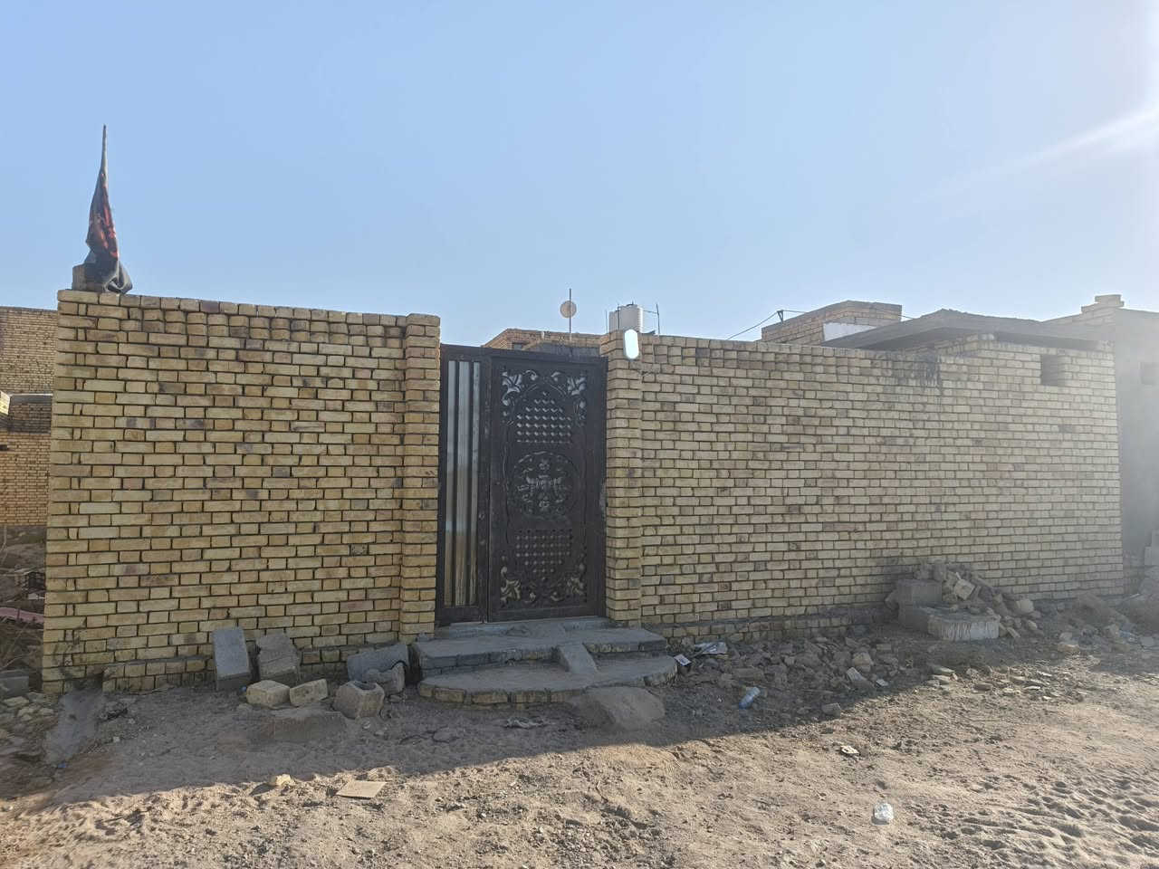 بيت زراعي المساحه 200 بي وصل تطويب غرفتين وصاله ومطبخ طارمه كبيرة البناء طابوق والسقف عكاده متوفر كافة الخدمات مدرسه قريبه كله سيراميك جاهز للسكن الموقع ناصريه حي السبل الثانيه السعر 55 وبي مجال ***********
