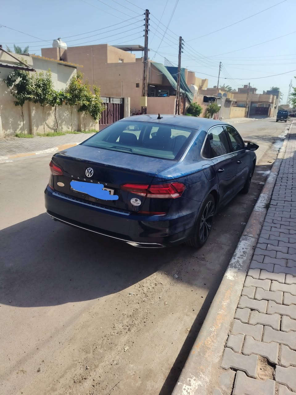 باسات 2022 كلين تايتل مكانها بغداد
سعرها 159$

***********
***********

مواصفات
 المحرك والأداء
المحرك: 2.0 TSI تيربو، 4 سلندر.
حقن مباشر للبنزين.
القوة: 174 حصان.
العزم: 206 lb-ft ≈ 280 نيوتن.م.
ناقل حركة أوتوماتيك 6 سرعات Tiptronic.
دفع أمامي FWD. �
streetvw.com +1
استهلاك EPA: 24 مدينة / 36 طريق / 28 مجمع MPG.
خزان الوقود: 18.5 غالون ≈ 70 لتر. �
Edmunds
🛋️ الداخلية

مقاعد V-Tex Leatherette (جلد
مقاعد أمامية مدفأة.
كرسي السائق كهربائي مع دعم قطني.
تكييف أوتوماتيك منطقتين.
تشغيل بصمة/دخول بدون مفتاح.
تشغيل عن بُعد Remote Start.
مقود وجير مكسوّان بالجلد.
Apple CarPlay وAndroid Auto.
3 منافذ USB-C. �
pictures.dealer.com +1
🌞 الفتحة
الـ SE تأتي بفتحة سقف زجاجية كهربائية تفتح وتميل، مع ستارة داخلية. �
Monroney Labels
🔦 الخارج
مصابيح LED أمامية وخلفية.
جنوط ألمنيوم 18 إنش.
مرايا كهربائية ومدفأة.
حساسات المطر والضوء.
طول السيارة حوالي 4.92 متر.
صندوق خلفي كبير حوالي 450 لتر. �
streetvw.com +1
🛡️ أنظمة الأمان
من أهمها:
Front Assist مع تحذير التصادم والفرملة التلقائية.
مراقبة النقطة العمياء Blind Spot.
Rear Traffic Alert.
Adaptive Cruise Control.
كاميرا خلفية.
ABS وESC.
مراقبة المشاة.
فرملة تلقائية بعد التصادم.
