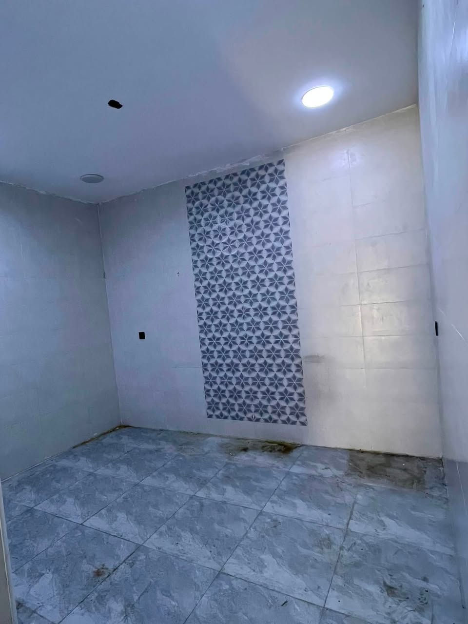 بيت 50 متر للايجاار
بناء حديث 
يحتوي على استقبال ومطبخ 
و3 غرف نوم وصحيات عدد 2 

العنوان:: بغداد :: حي الجهاد :: ضباط الشهداء
فرع سوبر ماركت الملك 

منطقه هادئه وكامله خدمات 

السعر الايجار (600) الف 

محتاجين عائله مرتبه تحافض ع البيت 

للاستفسار الاتصال *********** 📞📞مكتب مكتب الشهم للعقار
