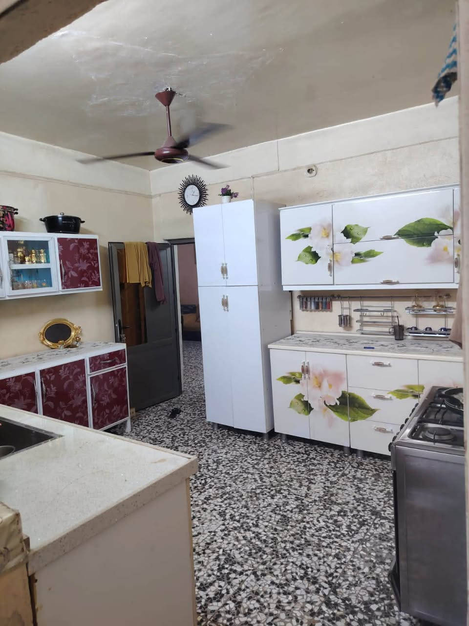 دار للبيع مساحه ٢٠٠ متر طابو ملك صرف
يحتوي على ٣ غرف نوم 
طابق الأول 
يحتوي على استقبال مطبخ صاله غرفين نوم صحيات داخلية وخارجية كراج سياره حديقه 
طابق الثاني غرفه نوم وصاله 
بيت نضيف خدمات كامله 
العنوان بغداد المدائن سلمان بأك 
الدار ثاني بيت من شارع ٢٠ متر عرض 
منطقه بريجان بلوك الأول قريب ع سوق المدائن سلمان المحمدي ع 
الاستفسار صاحب الدار 
***********
