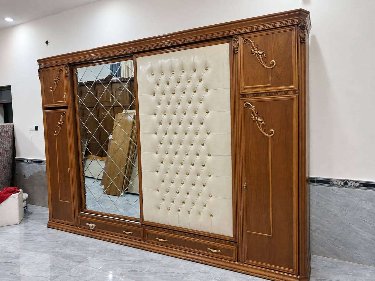 السلام عليكم توجد غرفت نوم توج الكنتور والزوايا سلايت شرط حطاطه درجه اوله سعر مليون و٣٠٠ وبيها مجال بسيط العنوان الرمانة البوعبيد للإستفسار التصال عل هاذ رقم *********** يوجد شد ونقل
