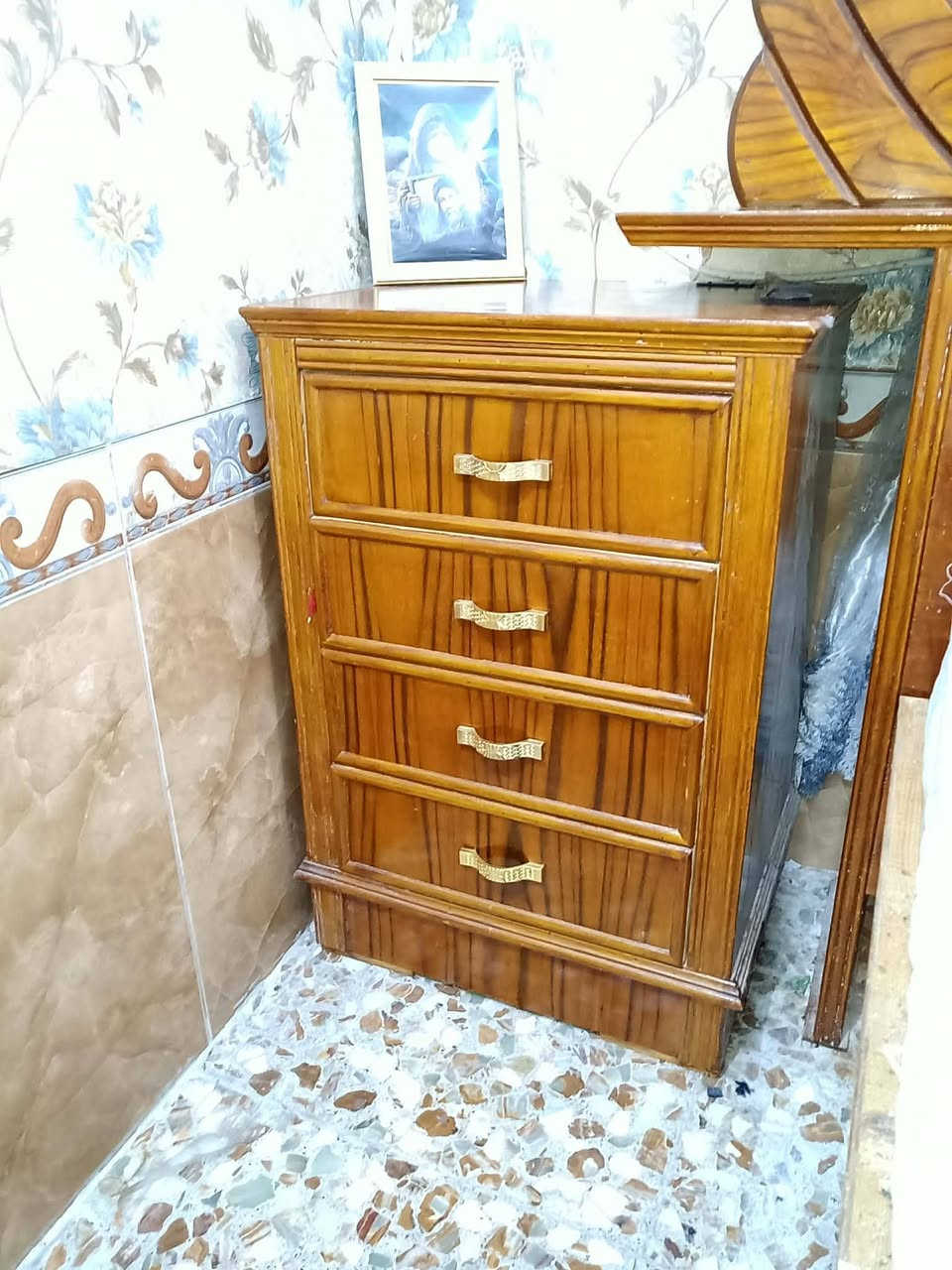 سلام عليكم عرفه اخشاب للبيع  الكنتور 6بيبان طابقين تسكام مو سوكيه نضيفه والخشب الثقيل الدرجه الاولى سعرها 850وبيها مجال الشراي المكان كربلاء الحسينيه جسر البراهميه الشراي يتصل 
الرقم ***********
