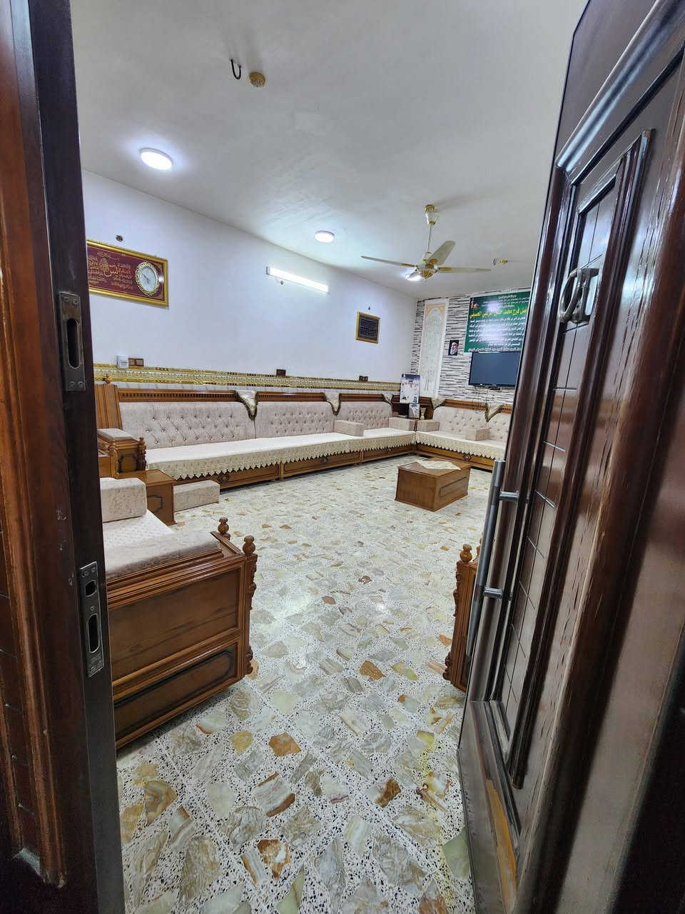 سلام عليكم  بيت للبيع المساحة  200متر + محل بي الوجه 10  النزال عشرين قاطين يحتوي على صاله واستقبال ومطبخ حار وبارد مناور 2 
و6 غرف نوم 2جوة و4 غرف فوك البيت كامل جديد بناء درجة اولى
العنوان الكمالية البستان بل تقاطع 
 للاستفسار اكثر على الرقم ***********
