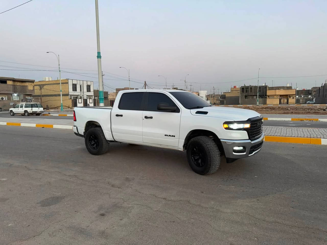 دوجً رام للبيع موديل ٢٥ شكل جديد
  باب طويل طويل بدي قصير 
شاشه وسطيه
حساسه خلفي امامي  
رادار  جانبي امامي 
تفاصيل ***********@
