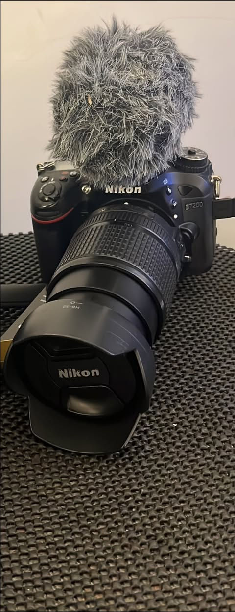 كامره نيكون D7200 
شاحنه بطاريات العدد ٢ 
حقيبه
الكامره بلادي 
عنوان بغداد الشعب مقابل سوق شلال 
السعر. ٦٢٥ الف وبيهه مجال 
***********
