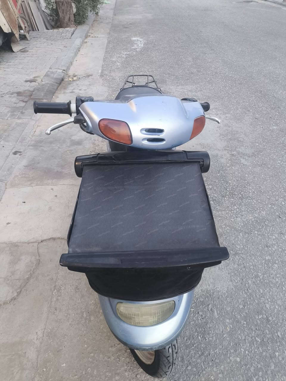 🛵 للبيع | منغولي   ياباني أصلي 🇯🇵
دراجة ياماها  وارد يابان، نظيفة وجاهزة للاستخدام اليومي، اقتصادية بالوقود وعملية داخل المدينة.
المواصفات:
✅ الماركة: Yamaha (منغولي )
✅ الموديل: (Aprio (2007 
✅ بلد المنشأ: اليابان
✅ المحرك: 60cc ثنائي الأشواط (2T)
✅ تبريد هوائي
✅ تشغيل سلف وهندر 
✅ ناقل حركة أوتوماتيك (CVT)
✅ فرامل أمامية وخلفية
✅ استهلاك وقود اقتصادي جداً
✅ خفيفة وسهلة القيادة
✅ مساحة تخزين أمامية
✅ حامل خلفي
الحالة:
✔️ المحرك يشتغل بسلاسة. دراجه حاويه جديدة ابلديه بل كامل 
✔️ الهيكل مرتب.
✔️ الإنارة والإشارات تعمل.
✔️ الإطارات بحالة جيدة.
✔️ جاهزة للاستخدام مباشرة.
💰 السعر: (800) 📍 الموقع: (كربلاء) 📞 للاستفسار: (***********)
