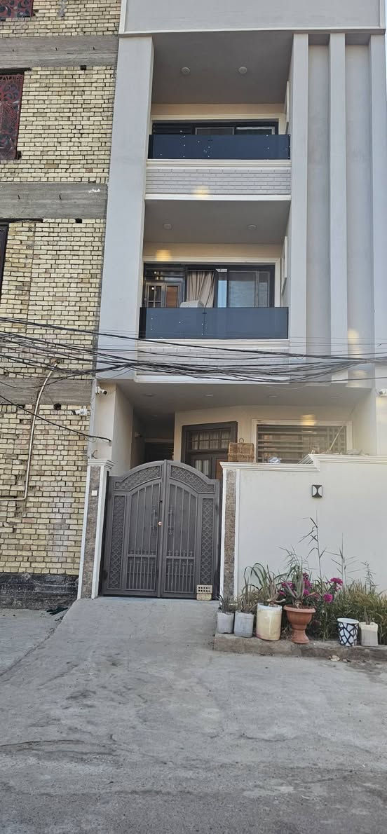 بيت للبيع تاجيات  خلف ماركه الإحسان طابو صرف على طابو الكاظميه باسمي المساحه ١٠٠ متر ٥في ٢٠ بناء ٢٠٢٦ ثلاث طوابق ٤نوم خمس حمامات سويتات فول البيت رقم صاحب الدار ***********

