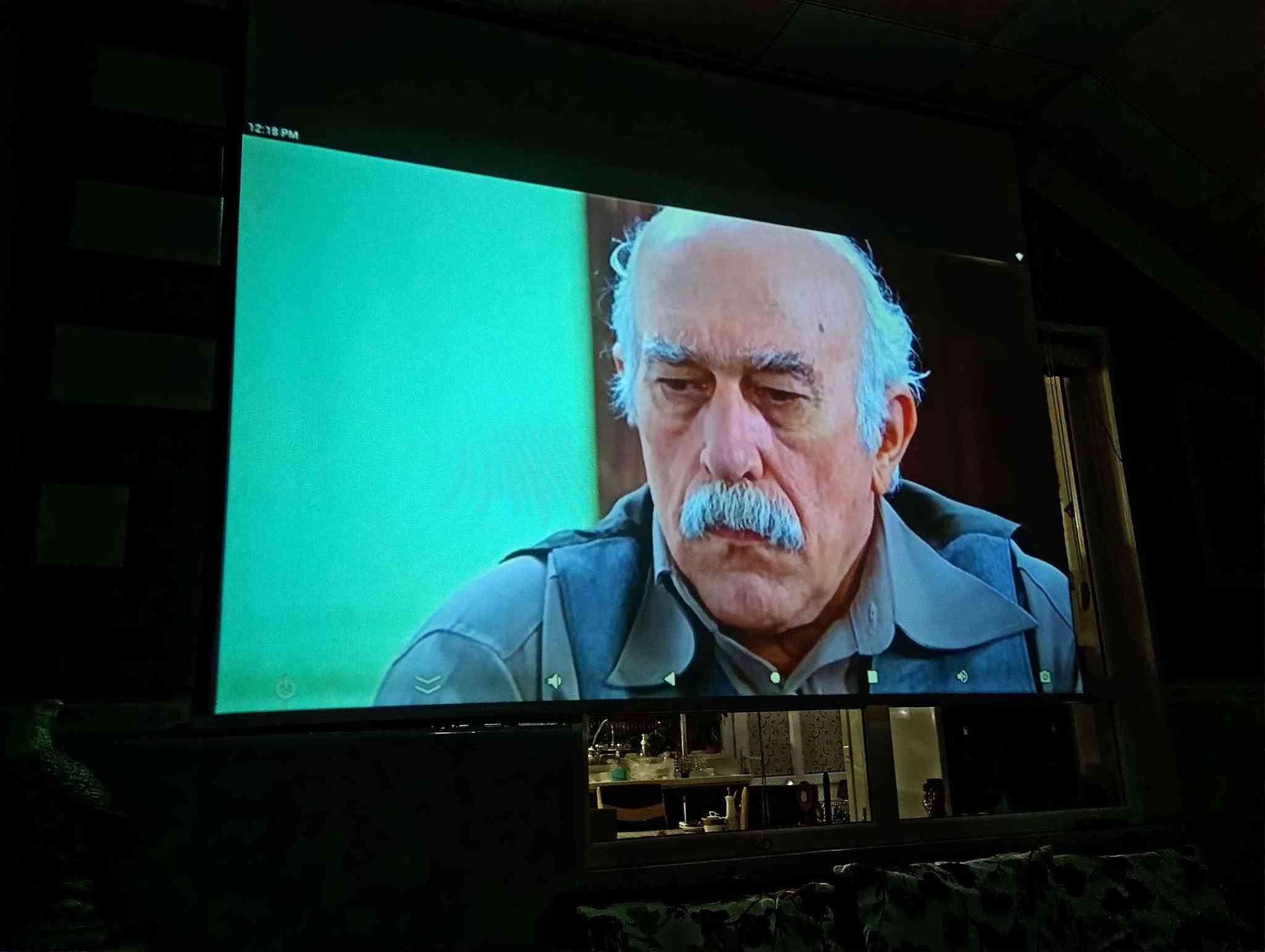 داتا شو سوني بعدهه مثل الجديده بشرط سينما حجم كبير تعرض 4 في 4 متر مربع ومواصفات بالصور ب 70 مع القاعده بتثبت بالحائط اربيل فرمانبران أربيل, العراق

نص مكتوب في الصور:
- مصباح جهاز البروجكتر Sony VPL-DX100 يمتلك عمراً تشغيلياً افتراضياً يعتمد على وضعية الإضاءة التي تختارها من الإعدادات: Pro Sony S
- • الوضع الاقتصادي المنخفض (ECO Low): يصل حتى 7,000 ساعة تشغيل.
- • الوضع القياسي (Standard Mode): يصل حتى 5,000 ساعة تشغيل.
- نسبة التباين: 2500:1 لتوفير تفاصيل واضحة بين الألوان الفاتحة والداكنة. تقنية العرض: يعتمد على تقنية BrightEra 3LCD من سوني والتي تمنح الألوان واقعية وسطوعاً ثابتاً.
- قوة السطوع (Brightness): تبلغ 2300 لومن (ANSI Lumens)، وهي إضاءة ممتازة ومناسبة للفصول الدراسية وغرف الاجتماعات متوسطة الإضاءة. نسبة التباين: 2500:1 لتوفر تفاصيل واضحة بين الألوان الفاتحة والداكنة. تقنية العرض: يعتمد على تقنية 3LCD BrightEra من سوني والتي تمنح الألوان واقعية وسطوعاً ثابتاً.
- يمكنه عرض صورة تبدأ من 30 بوصة وتصل حتى 300 بوصة كحد أقصى حسب مسافة إسقاط الضوء عن الجدار.
- • الصوت: يحتوي على مكبر صوت داخلي مدمج بقوة 1 واط للاستخدام البسيط.
- 12:18 PM