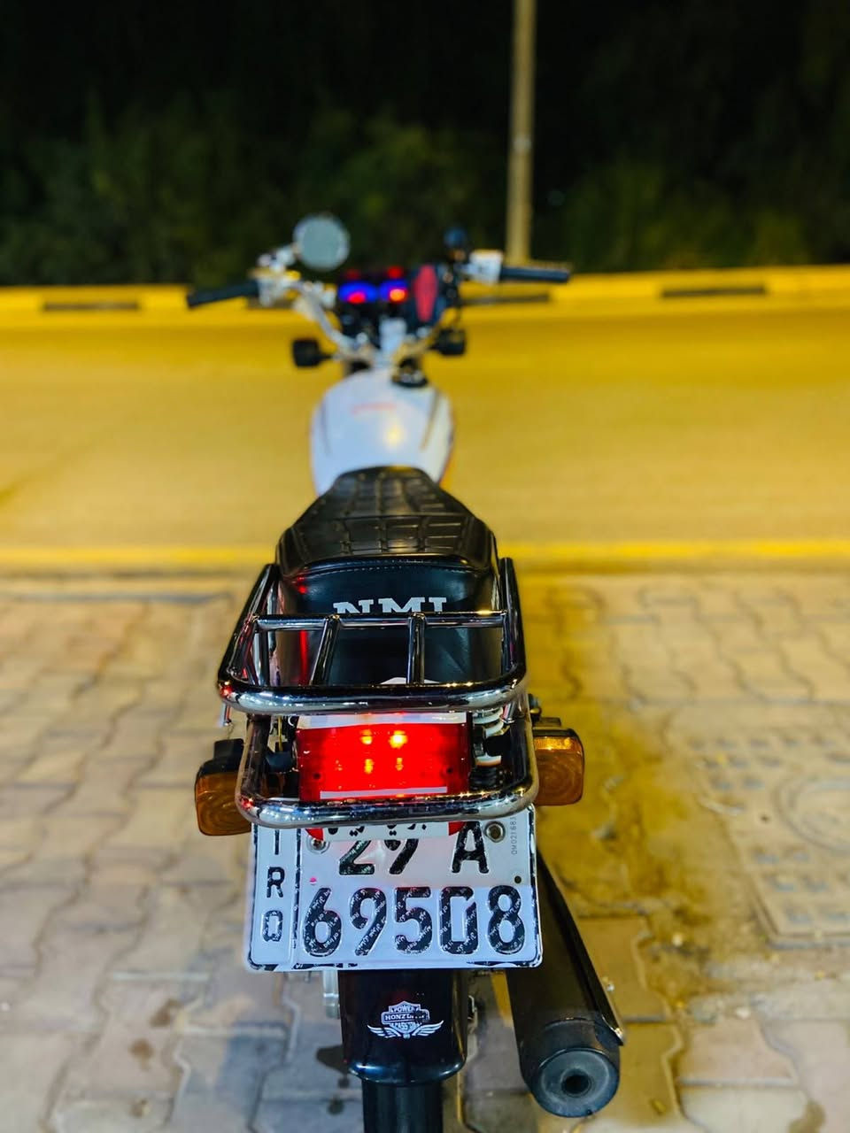 السلام عليكم دراجه نامه للبيع تعميره جديده قبل شهرين مشدوده وشاصي 15 رقم وسنويه تحويل ثاني يوم  دراجه احله من صوره سعر خاص مكاني واسط زبيديه ***********
