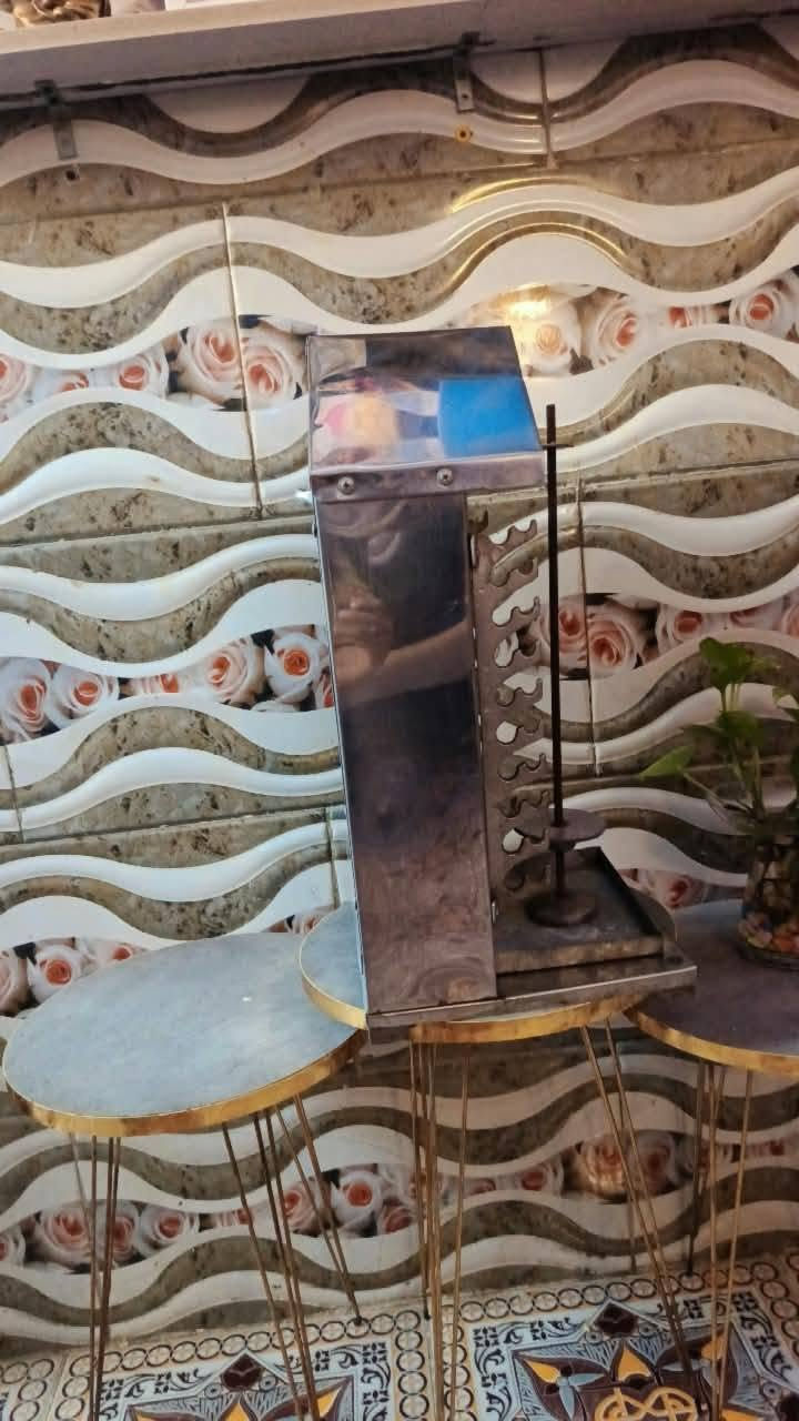 هذه الصورة تعرض شواية كص (شاورما) منزلية صغيرة تعمل على الغاز ومصنوعة من الفولاذ المقاوم للصدأ (الستانلس ستيل).وكافه المشاوي ومفيده للسفرات سعرها ٤٠ ويوجد توصيل
