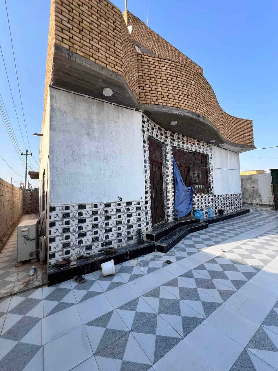بيت للبيع   في منطقه الصخيين قرب نزله الشريف 
مساحه ٤٠٠ متر 
صنف البيت زراعي مشمول بالتطويب بي وصل من المجلس البلدي والبلدية 
بيت جديد غرفتين نوم وحده سويت ووحده عاديه 
صاله ومطبخ حار وبارد 
كراج يسع ٣ سيارات 
حديقه جبيره 
يبعد عن الشارع السايدين ٥٠ متر 
للاستفسار الاتصال على الرقم 
***********
