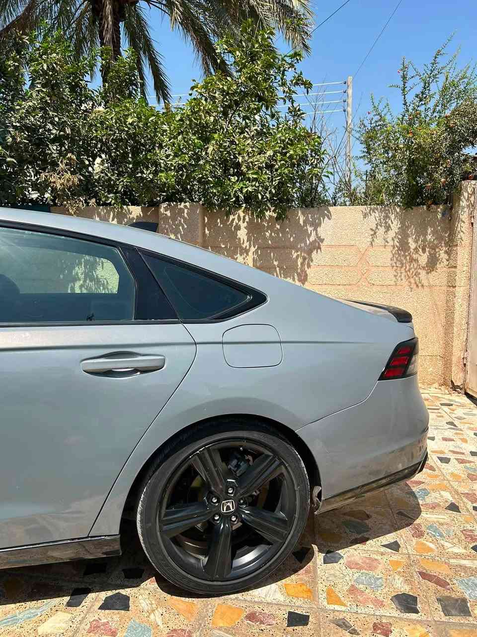 السلام عليكم 
للبيع هوندا اكورد 
موديل 2024 
اللون اسمنتي 
مواصفات سبورت L
بصمه 
شاشه كبيره 
رادارات اماميه وجانبيه 
تشغيل عن بعد 
كشنات جلد وكهرباء 
خزن ميموري 
تدفئه كشنات 
وباقي المواصفات المعروفه 
حادث السياره مثل ما موضح امامكم 
باب وجاملغ خلفي بسيط جداً بجم كبس 
مكان السياره بغداد 
السعر 190 وبيها مجال بسيط 
للاستفسار ***********
