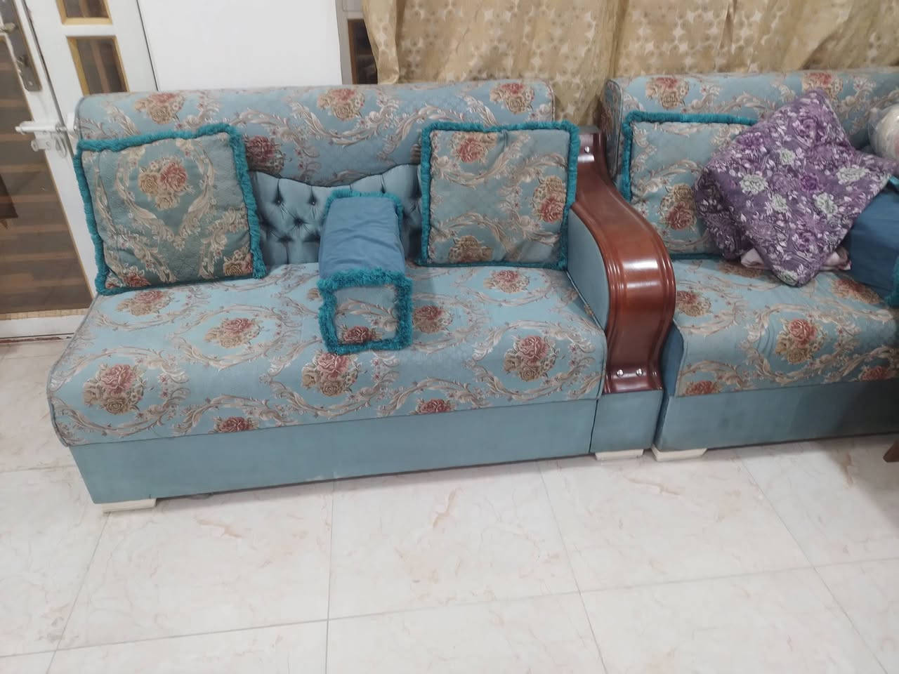 السلام عليكم هذا ديوان للبيع مواصفاته ١٥ مقعد خشب جام والمقعد بلوك والاسفنج ضغط عراقي توصاه للإستفسار التواصل ع هذا الرقم واتساب ***********
