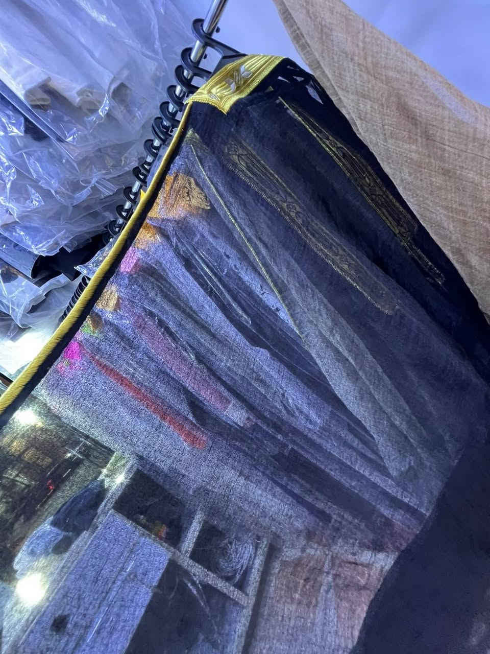 ✨ لأناقتك التي تكتمل بالتفاصيل ✨
​نعلم أن العباءة الجاسبي والأقمشة الصوفية والغزل تتطلب عناية فائقة ومعاملة خاصة للحفاظ على جودتها ورونقها.
​تقدم لك مكوى دينار خدمة كوي احترافية مخصصة للأقمشة الفاخرة باستعمال أحدث أجهزة البخار وبأيدي خبيرة:
​العباءة الجاسبي: كوي بخاري دقيق يحافظ على قوام الخامة ولمعانها الطبيعي دون أثر للحرارة.
​الصوف والغزل: عناية فائقة تمنع انكماش الخيوط وتضمن استقامة القطعة دون تلف النسيج.
​لمسة نهائية مجهزة: تسليم القطع بحالة ممتازة وجاهزة للارتداء فوراً.
​📍 الموقع: الغدير - شارع التوت (مجاور الحاج فوزي)
📞 للتواصل والطلب: ***********
​مكوى دينار — العناية التي تستحقها ملابسك.
