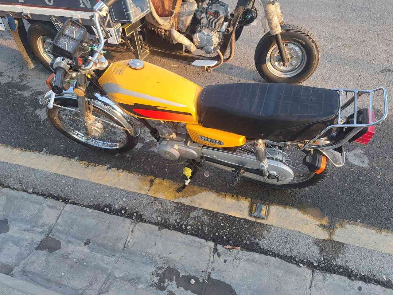 دراجه للبيع موديل 19 نامه أوراق اصوليه
دراجه جاهزه ونضيفه كهربائيات شغاله بيها بس دبلات اماميه بيهن عواج 
محرك نضيف لاتنقيص وصوت ناعم
سعره ٤٥٠ 
***********
قضاء الحي
