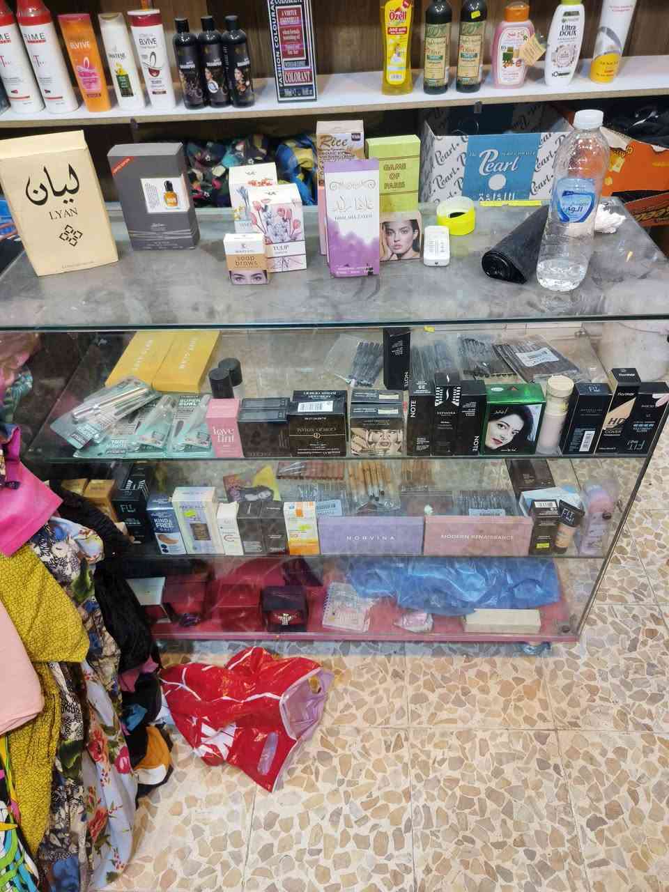 السلام عليكم
غراض محل كوزمتك للبيع مع فاترينه عدد 2 
مع سبلت واحد طن 
السعر 
مليون ونص وبيه مجال 
المكان الزعفرانية 
***********
