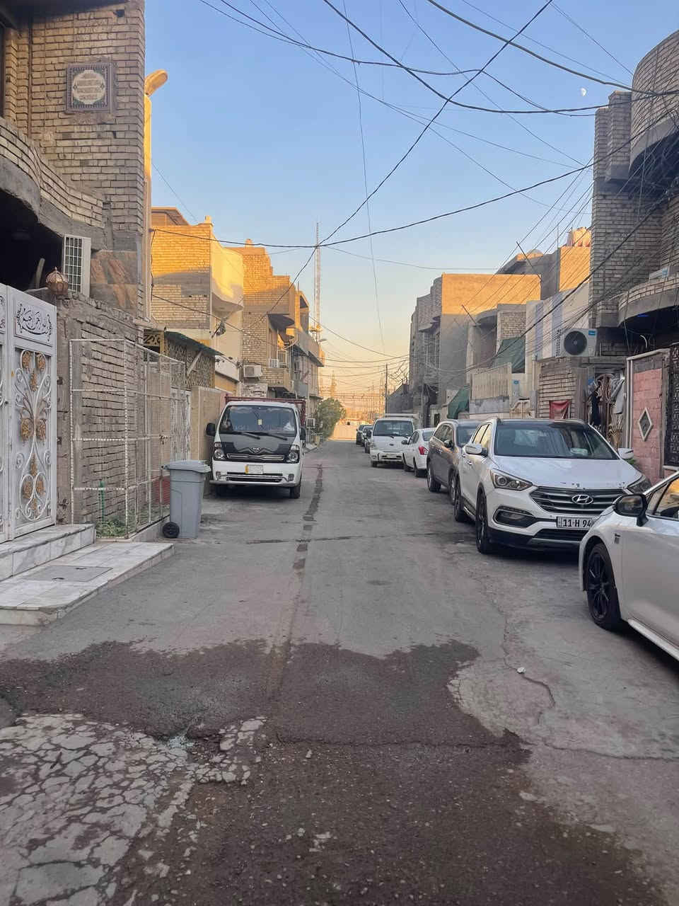 السلام عليكم ورحمة الله بيت للبيع المساحه 100م النزال 20 المكان بغداد البلديات تقاطع الكهرباء الطابق الارضي كراج استقبال صالة كبيرة غرفة نوم الطابق الثاني غرفة عدد 2 مع صالة كبيرة والصحيات 
السعر 200 وبي مجال 
***********
