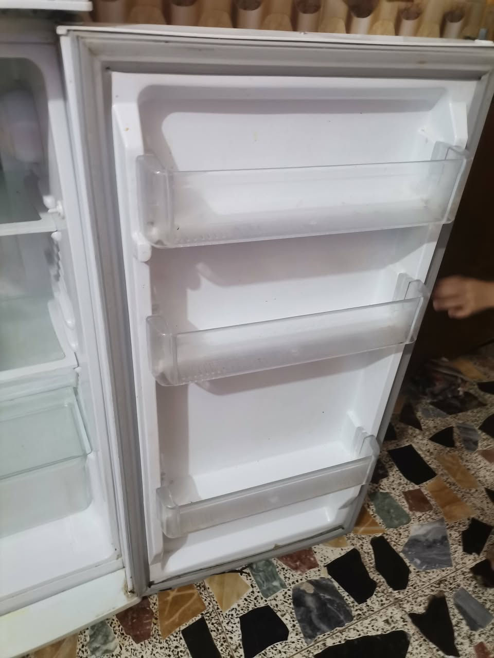 سلام عليكم ثلاجه للبيع مستعمله شي قليل سعر ٣٠٠ تصال ***********
