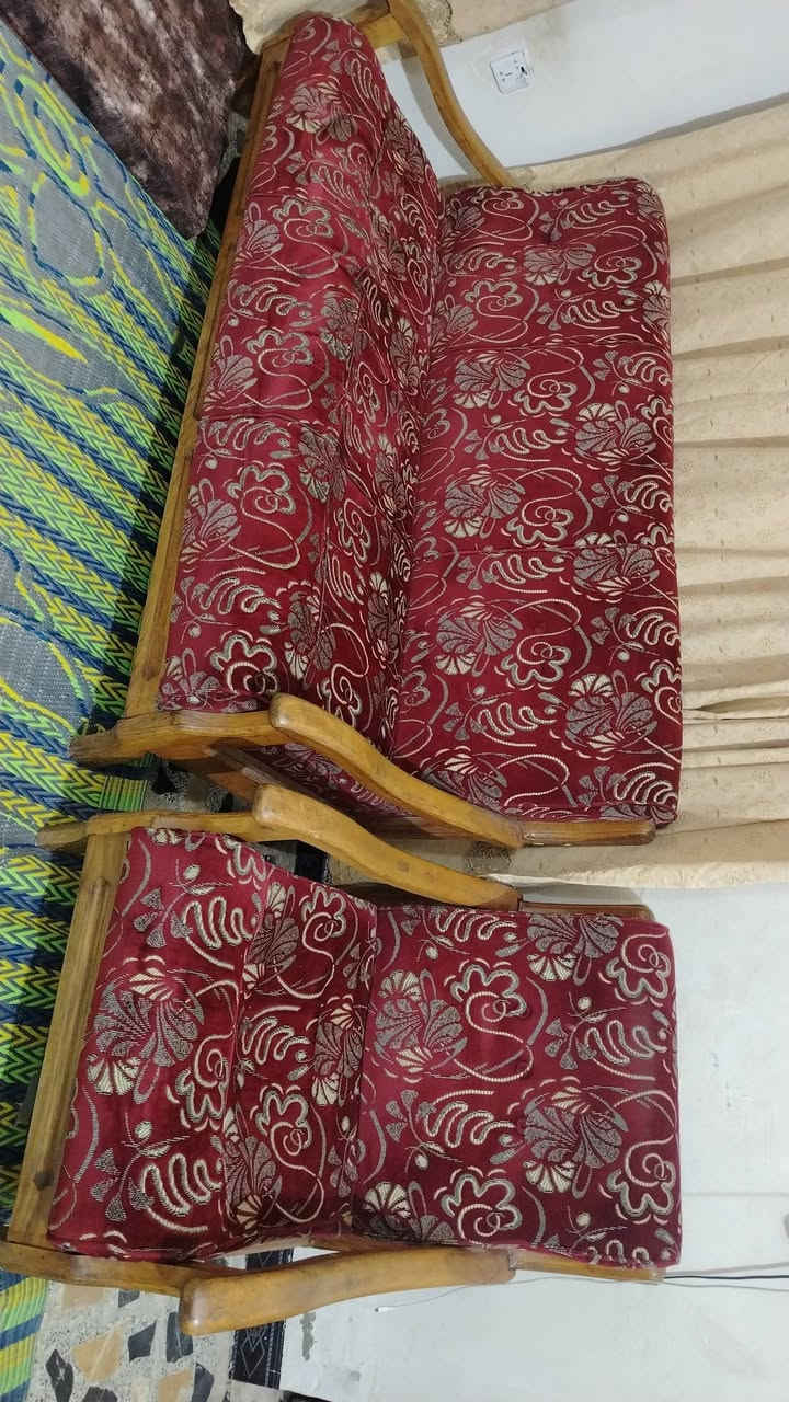 السلام عليكم.. ديوان 22 مقعد شغل اصلي مو سوكي مابي اي ضرر بيع مستعجل مع تخم عشرة مقعد انتقلت الغير بيت وميكفي المكان فانجبرت ابيعهن السعر الاتصال بالرقم ***********
