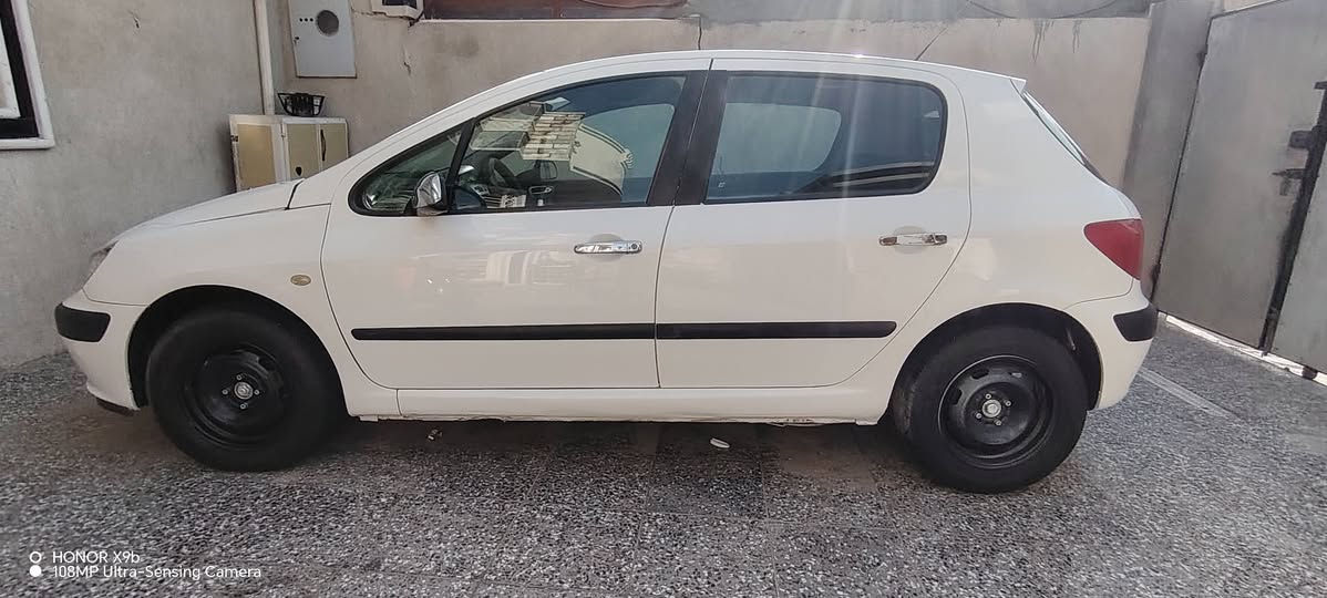 السلام عليكم سياره بيجو فرنسي 307 للبيع موديل 2005 السياره كير محرك حداديه تخم تاير تبريد خير من الله السياره مكفوله ماعدا دور صبغ السعر 40 وبيها مجال قليل العنوان حله حي العسكري شارع 80 رقم الهاتف ***********
