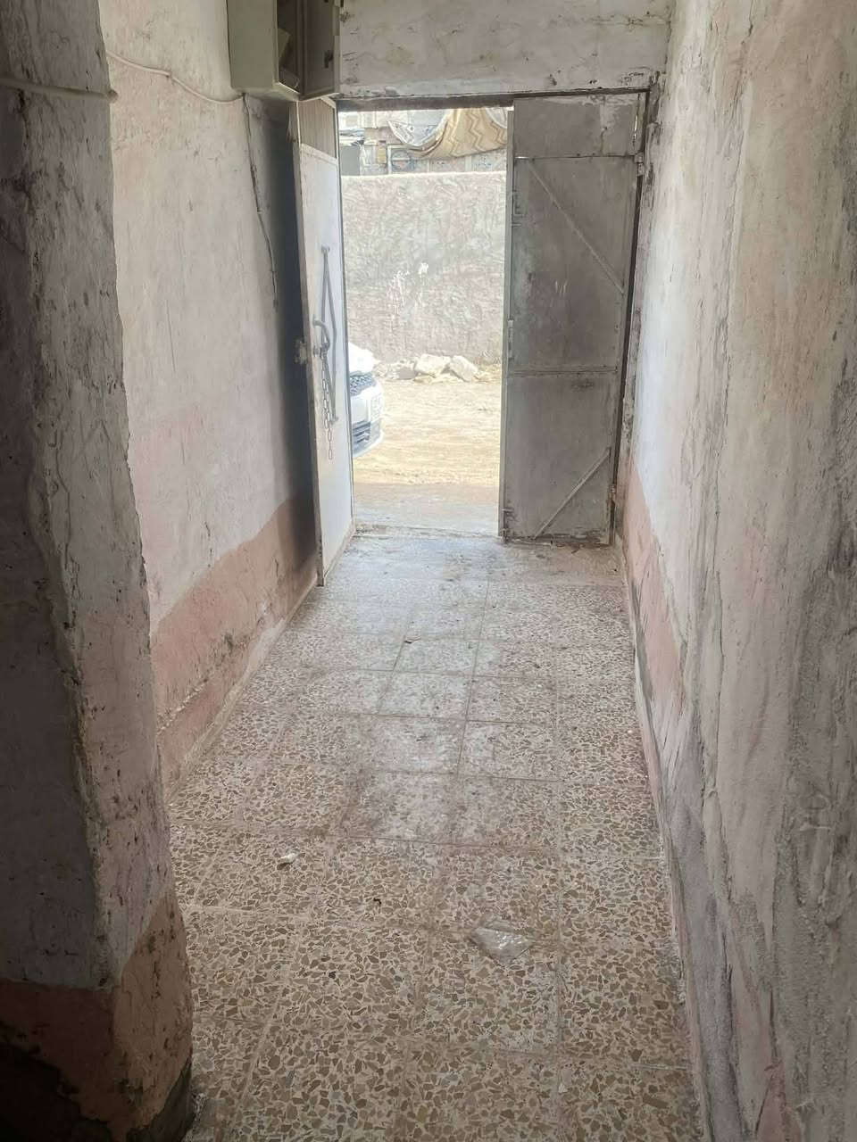 دار للبيع مساحة ٧٠ متر يحتوي على غرفه وصاله ومطبخ وصحيات داخليه وخارجيه وباب خلفيه وباب أماميه مكانه كوفه حي الصدر الثالث شارع دور الحوزه السعر ١٤ وبي مجال ***********
