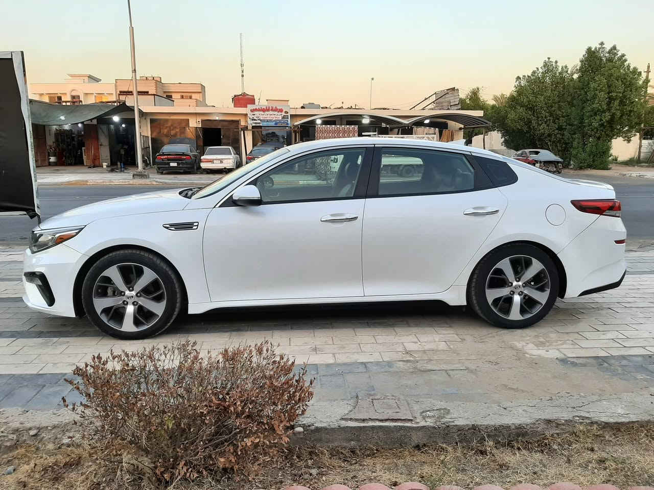 موديل 2019
سنوية جديدة بأسمي
ماشية 69 
حادثها من امريكا كما موضح في الصورة
وهنا بلعراق بيها طخه بلبنيد فقط
مكان السيارة/بغداد/الدورة/شارع كفاءات الصحة
سعر 135
***********
