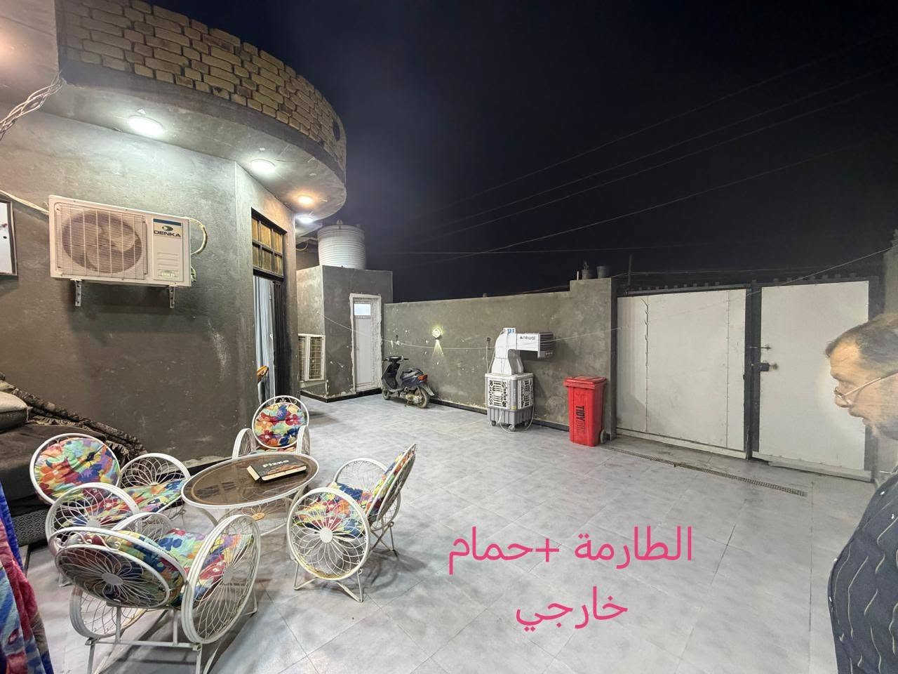 دار للبيع مدينة الصدر قرب مجمع السلام السكني  بي وصل الطابو من البلدية زراعي الناصرية الجديدة بنزلة الروف الدار يصير ركن اذا يتبلط الشارع والشوارع ع باب تبليط بناء سنة 2025
عمر البناء اقل السنة شغل نضيف السقف (كونكريت ساقط) ( ارضية بورسلين) 
( المائيات دفن) ( انارة جيدة وجدارية)
بناء طابوق طابق واحد
غرف 2
منور 2
صالة
ديوانية
مطبخ 2
السعر 70 مليون 
رقم الهاتف ***********
