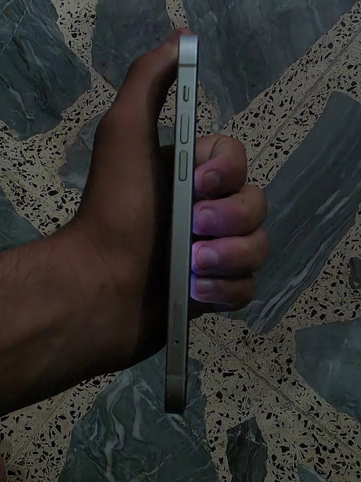 السلام عليكم جهاز ايفون 12عادي جهاز نضيف كلش امبدل شاشه نوعيه زينه او تخبل او بطاريه مال تفصيخ 100جهاز امريكي ذاكره 64 سعره 250 شراي يراسلني وتساب ***********

نص مكتوب في الصور:
- 9:56 48 حول اسم إصدار iOS < 26.5.2 < iPhone (2) اسم الطراز iPhone 12 رقم الطراز MGF83LL/A الرقم التسلسلي انتهت صلاحية التغطية سجل تاريخ القطع والخدمة الأغاني 0 الفيديوهات 641 الصور 1,182 التطبيقات 18 السعة .غ.ب, 64
- حالة البطارية والشحن كما هو الحال مع البطاريات القابلة لإعادة الشحن، بطارية الهاتف قابلة للاستهلاك وتصبح أقل فاعلية مع الوقت. معرفة المزيد... الحد الأقصى للقدرة 100% هذا قياس لقدرة البطارية مقارنة بقدرتها عندما كانت جديدة. قد تتسبب القدرة المنخفضة بتقليل ساعات الاستخدام بين عملية الشحن والأخرى. أقصى قدرة للأداء ستساعد الأنظمة المضمنة في النظام والمكونات في تخفيف آثار الأداء التي قد تلاحظها أثناء التقدم الكيميائي في عمر بطارية iPhone. شحن البطارية المحسن للحد من استنزاف عمر البطارية، يتعلم الـ iPhone من عادات الشحن اليومية، بحيث ينتظر ولا يتجاوز 80% حتى يحين موعد حاجتك إلى استخدامه.