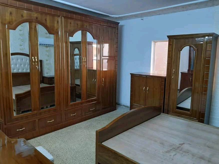 غرفه اخشاب للبيع نضيف كلش ما بيه اي خلل خشب صاج اصلي ثقيل ديكور حلو كلش الغرفه حطاطه ما صار هواي لمن سويناها سعر الغرفه مليونين و100 وبيها مجال