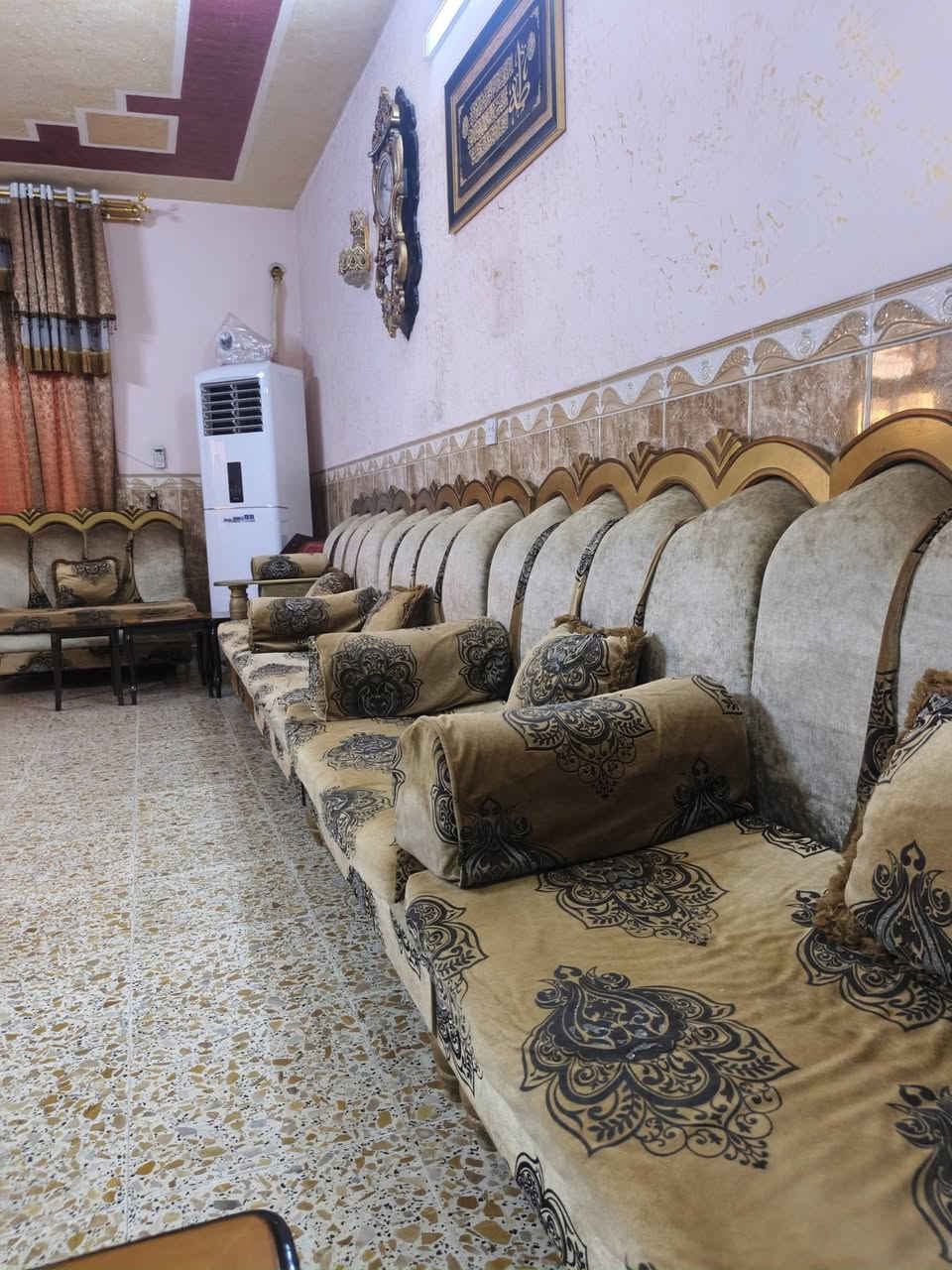 تخم ديوان للبيع
٢٨ مقعد + كوشات كبار و صغار
مكانه حي العسكري
السعر ٦٠٠٠ ألف وبي شويه مجال 
و هم عدهم طباخ كريازي جديد
و عدهم زوالي ثنين نفس اللون 
قياس ٣×٤
كاشان إيراني الأصلي 
هذا رقمهم ***********
