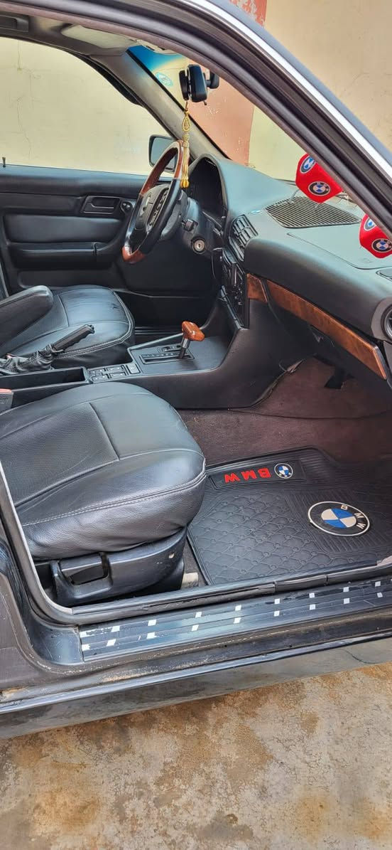 بي إم دبليو 525 (BMW) للبيع
الموديل: 1993 (وارد ياباني)
بجم عريض .  و دبل جمجه 
المحرك: 525 (أصل محرك وبليتة)
الرقم والسنوية: رقم جديد، سنوية مجددة لغاية 2030 (تحويل مباشر - سليمانية)
المواصفات وحالة السيارة:
البدي: بدون أي ضرر (حادث)، مصبوغة عام بالكامل لأجل الجمالية فقط.
الدواخل: نظيفة جداً، كشنات جلد بحالة ممتازة (السيارة وضع شركة بلادي).
الكير والمحرك: شرط الفحص.
الخدمات: تبريد وتدفئة شغال وبكفاءة.
الصدر والحدادية: كلها جديدة.
الإطارات: تخم تاير وويل جديد  ركبتهن). السعر 60$  اذا مو شراي لتعبني رحمه الوالديك ***********
