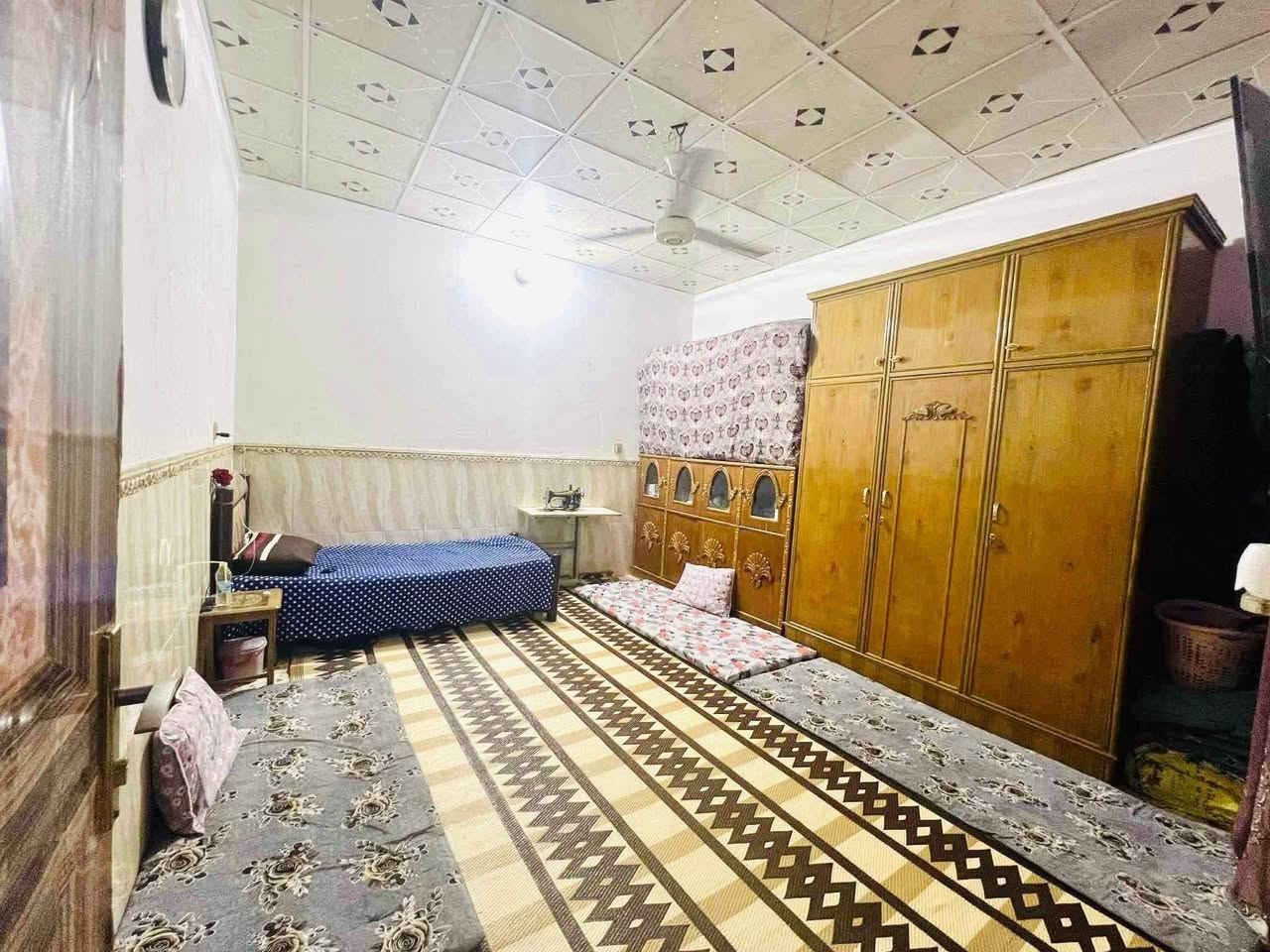 بيت للبيع يحتوي
غرفتين وصاله واستقبال ومطبخ وتخاريج خارجيه وداخليه
بناء درجه اولى صب كونكريت مساحه 100متر
موقع البيت حي السهيليه (الجماعه ) قرب مقر السرايا الجديد
قرب ع شارع العام 100 متر 
السعر 65 بي مجال قليل
الاستفسار مراسله الصفحه او الاتصال ع هذا الرقم 
*********** واتساب 

***********
