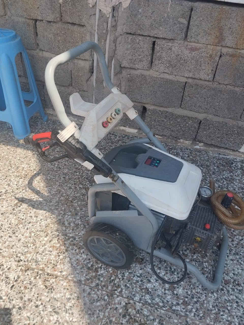 سلام عليكم فاره غسل إيطاليا 200بار استخدام شهرين عطلانه مضخه صونده 25متره ضغط عالي هيه و مسدس سعر ٣٥٠ رقم ***********
