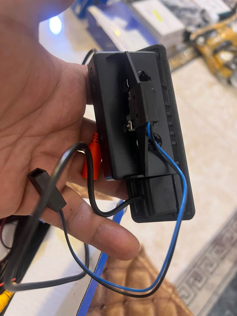 مواصفات الكاميرا: كاميرا رؤية خلفية مساعدة مخصصة للرجوع (Backup Reverse) بدقة عالية 2K ومزودة بعدسة عين السمكة المتطورة (Fisheye Lens) للحصول على زاوية رؤية عريضة جداً، وتدعم بث فيديو عالي الوضوح بتقنية AHD
الموديلات المتوافقة داخل المنشور السعر25

نص مكتوب في الصور:
- موديلات سيارات BMW المتوافقة مع هذه الكاميرا:
- العلبة مخصصة لمجموعة واسعة من فئات سيارات بي إم دبليو (BMW)، وتحديداً الفئات والرموز التالية المكتوبة على الملصق:
- • الفئة الأولى: E88, E82.
- • الفئة الثالثة: E93, E92, E91, E90, E46.
- • الفئة الخامسة: E61, E60, E39.
- • فئات جيب (SUV):
- ◦ X1: (الهيكل E84).
- ◦ X3: (الهيكل E83).
- ◦ X5: (الهيكل E70, E53).
- ◦ X6: (الهيكل E72, E71).
- Alibaba