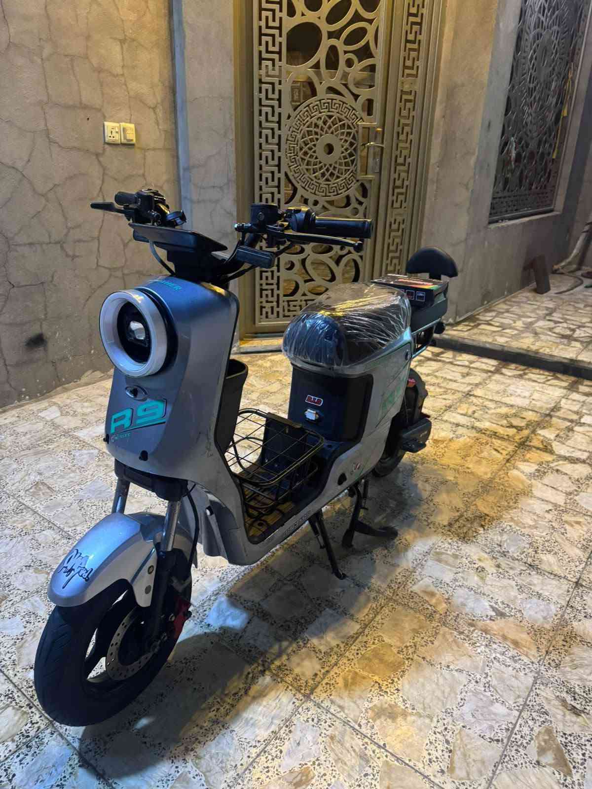 السلام عليكم دراجة شحن للبيع نوع R9
موديل 26 
5بطاريات الاكبار ونلي جدد 
نضام مثبت سرعه 
تشغيل عن بعد 
انذار ضد السرقه 
قفل استيرن 
لايت عالي وناصي 
اشاير يمنه ويسرى 
دبل اشارة 
هورن 
4 نمر سرعه حقيقي 70 
تايرات 2 جدد 
سويج 2+بصمه 2
حساسات بريك امامي وخلفي 
مكاني بغداد البلديات 
السعر 380و بيها مجال بسيط
الاستفسار *********** بس رصيد
الاستفسار ***********بس واتساب
