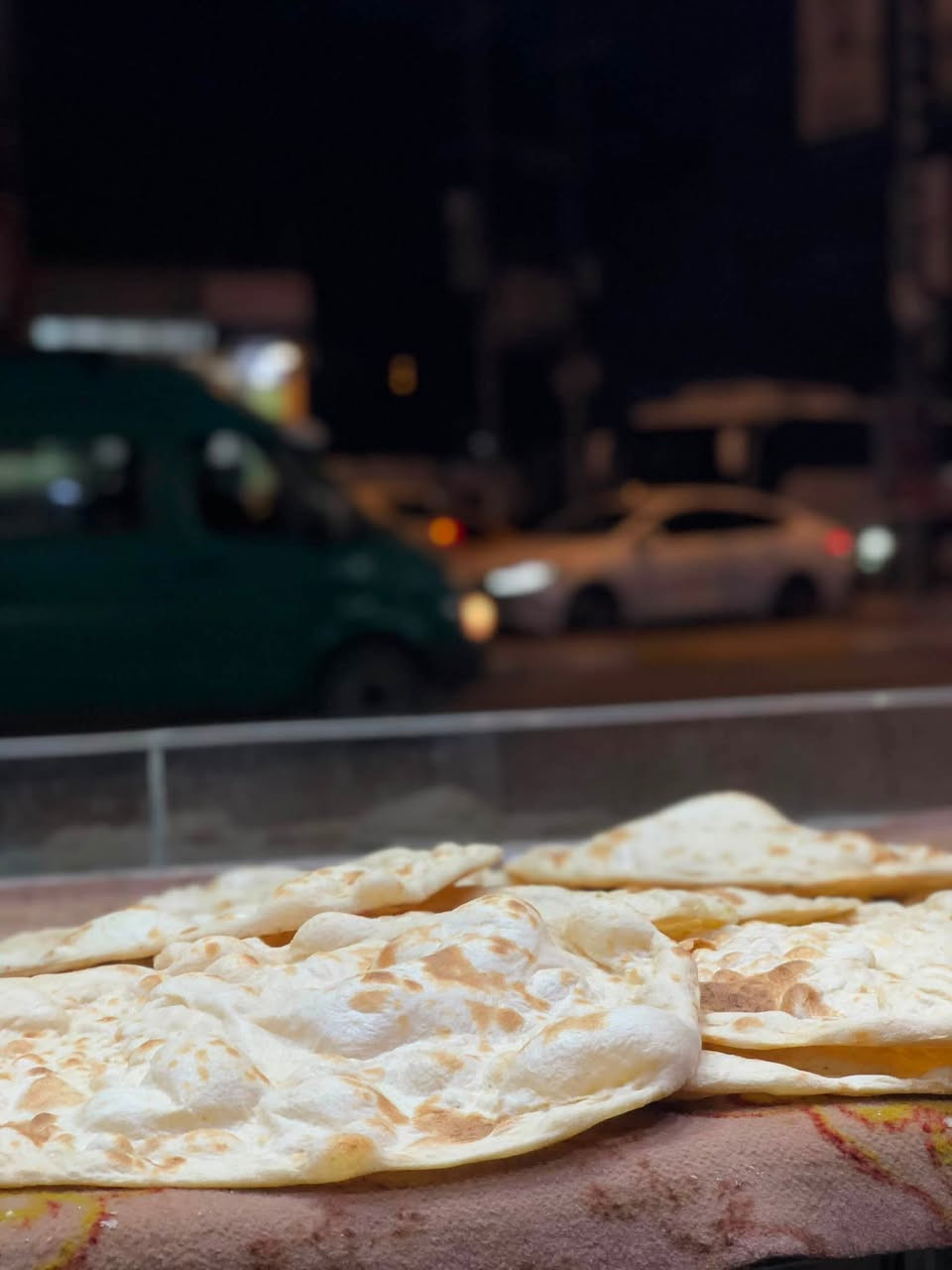 سلام عليكم خباز من كربلاء الطاقه اطلع اي بند مطعم مخبز عادي معاونيه ثابت هم عاديً متواجد فيس واتساب ***********
