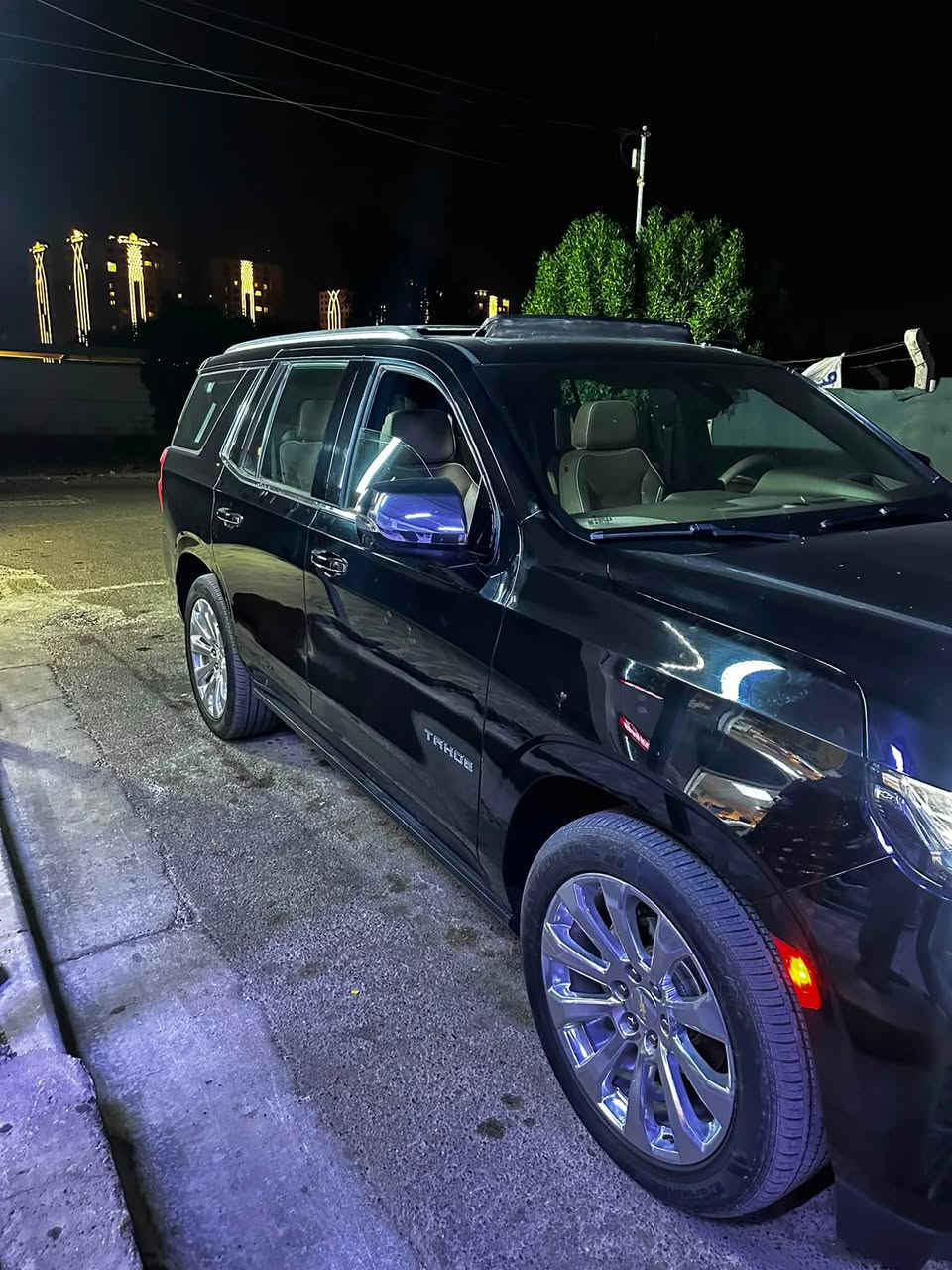 🔥 للبيع شفروليه تاهو 2022 Premier 🔥

🚙 تاهو Premier موديل 2022 — وكالة المنصور
📏 الممشى: 76,000 ميل
💰 السعر: 47,500$

✨ المواصفات:
• محرك V8 سعة 5.3 لتر
• قير أوتوماتيك 10 سرعات
• دفع رباعي
• بانوراما
• داتا شو (Head-Up Display)
• تشغيل بصمة وتشغيل عن بُعد
• دخول ذكي
• شاشة وسطية كبيرة
• Apple CarPlay وAndroid Auto
• كاميرات وحساسات
• مثبت سرعة متكيف
• رادار وأنظمة أمان
• مقاعد جلد كهربائية
• ذاكرة مقاعد
• تدفئة وتبريد المقاعد
• تكييف ثلاثي المناطق
• باب خلفي كهربائي
• أنوار LED
• جكات
• جنوط ألمنيوم
• 3 صفوف مقاعد

💎 ملاحظات السيارة:
• صدر أمامي وخلفي جديد وكالة
• المحرك زيت جديد
• تخم تاير جديد
• السيارة بدون نواقص
• بحالة الوكالة
• تراي زيرو، تم إزالة التغليف قبل أقل من شهر
• تم بولشتها وتلميعها بعد إزالة التغليف
• خالية من النكرش والشخوط
• بيها مكانين PDR بحجم تقريباً 3 أصابع، بدون صبغ

🏢 وكالة المنصور
📍 بغداد
📞 ***********

السعر: 47,500$
