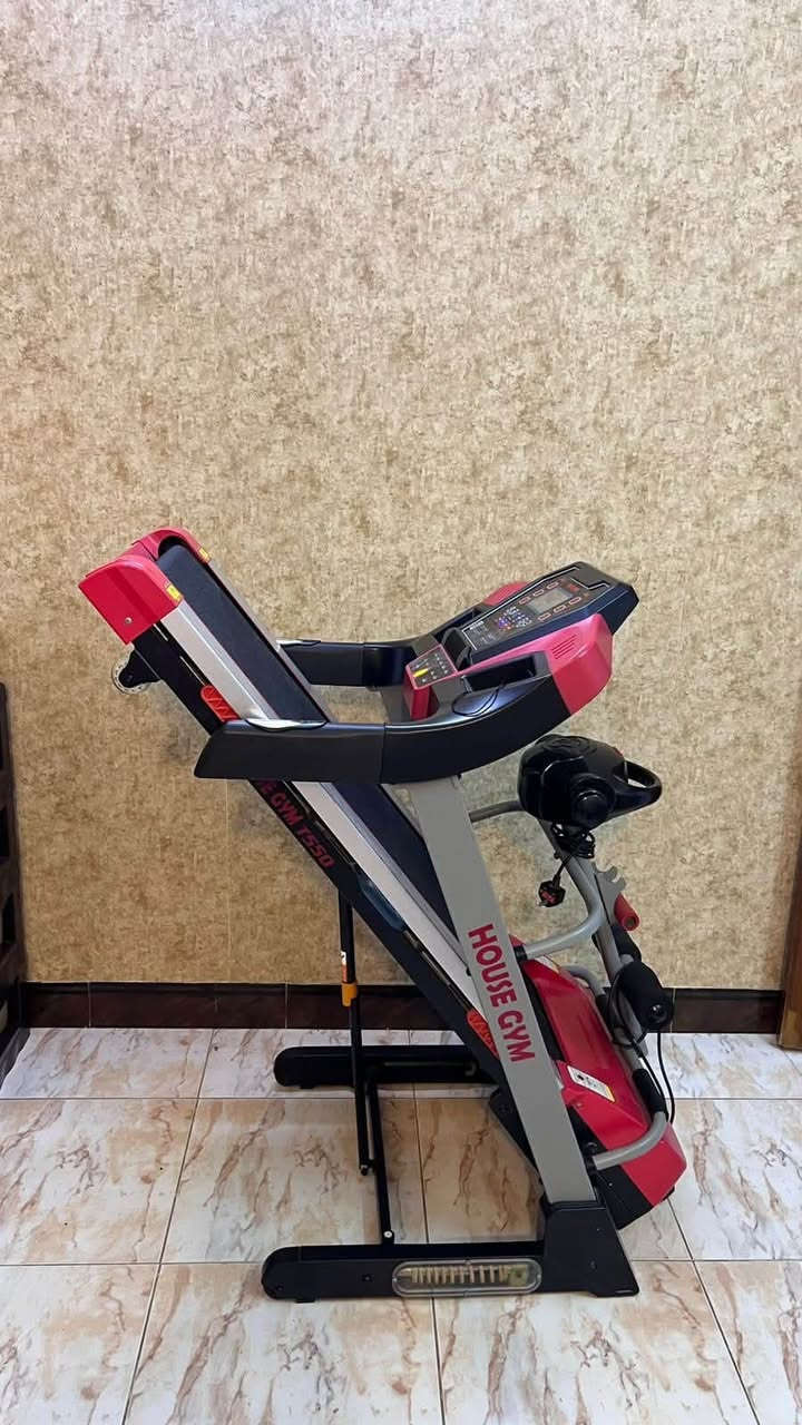 السلام عليكم
جهاز جري رياضي house gym للبيع
بي عدة اوضاع جبلي وبارتفاعات مختلفة بي جكات وسرعات مختلفة 
بي مروحة ومدخل aux لربط الموبايل
يقرة عدد دقات القلب عن طريق حساس ويقرة عدد السعرات المحروقة ووقت الجري 
 استخدام قليل 
السعر #350 وبي مجال
للتواصل ***********
او على الخاص
