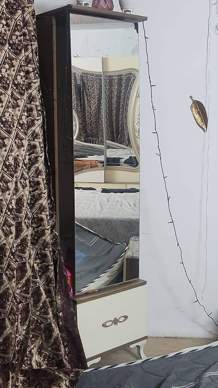 السلام وعليكم غرفه تركي ضخمه جديده ونظيفه للبيع 375 وبيها مجال المكان بلديات ***********
