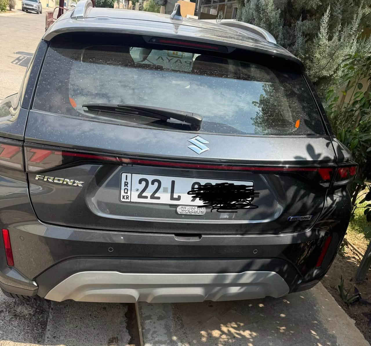 السلام عليكم 🌹
🚘 للبيع سوزوكي فرونكس GLX 2025 – Full Option ✨

💰 السعر: 15,200 دولار — مجال بسيط للطيبين 🤝

السيارة مشت ٢٩ ألف كيلومتر

🔹 محرك 1.5 لتر – 4 سلندر

🔹 قوة 102 حصان

🔹 عزم 137 نيوتن/متر

🔹 هايبرد خفيف MHEV

🔹 گير أوتوماتيك 6 سرعات

🔹 دفع أمامي 2WD

🔹 خزان وقود 37 لتر

🔹 5 مقاعد

⭐ المواصفات والتجهيزات:

🔹 شاشة 9 إنچ

🔹 Apple CarPlay + Android Auto

🔹 كاميرا 360°

🔹 HUD – شاشة عرض على الزجاج الأمامي

🔹 شاحن لاسلكي للموبايل

🔹 دخول ذكي Keyless Entry

🔹 تشغيل السيارة بضغطة زر

🔹 مثبت سرعة Cruise Control

🔹 مكيف أوتوماتيك

🔹 فتحات تكييف خلفية

🔹 أضوية LED

🔹 أضوية نهارية LED

🔹 جنوط ألمنيوم 16 إنچ

🔹 مرايا كهربائية قابلة للطي والتعديل

🔹 إشارات بالمرايا

🔹 ضبابيات

🔹 نوافذ كهربائية

🔹 6 سماعات

🛡️ أنظمة الأمان:

🔹 6 Airbags

🔹 ABS

🔹 ESP – نظام الثبات الإلكتروني

🔹 Hill Hold – مساعد صعود المرتفعات

🔹 حساسات خلفية

🔹 TPMS – مراقبة ضغط الإطارات

🔹 ISOFIX لمقاعد الأطفال

🔹 قفل أمان للأطفال

🔹 كاميرا 360°

📝 ملاحظة: توجد رصعة خفيفة جداً موضحة بالصورة على البونيد، نتيجة تخريب أطفال متعمد.

🛡️ الضمان:

🔹 5 سنوات على المحرك

🔹 3 سنوات على البطارية

من شركة الصادق.

📍 الموقع: أربيل

📞 للتواصل: ‎***********‎
