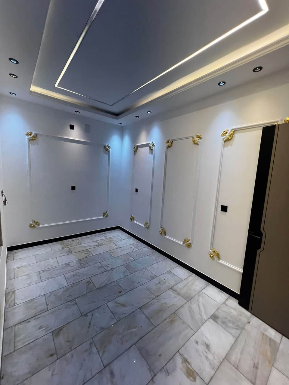 🏠 3 بيوت للبيع في السيدية
✨ بناء حديث – درجة أولى
📐 مساحة كل بيت: 50 متر
📏 واجهة كل بيت: 5.65 متر
🛏️ يحتوي كل بيت على 3 غرف نوم

📞 للاستفسار والتواصل واتساب:
0775273802
